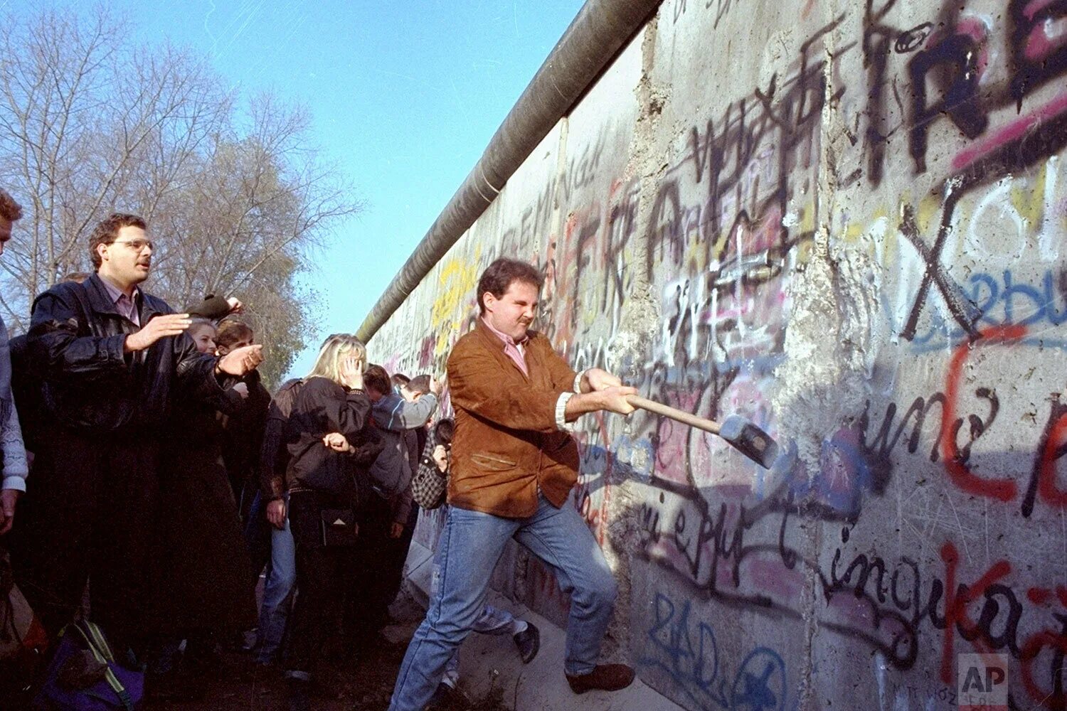 Wall fall. Разрушение Берлинской стены 1989. 9 Ноября 1989 Берлинская стена. Падение Берлинской стены 1989 г. Берлинская стена 1989 Горбачев.