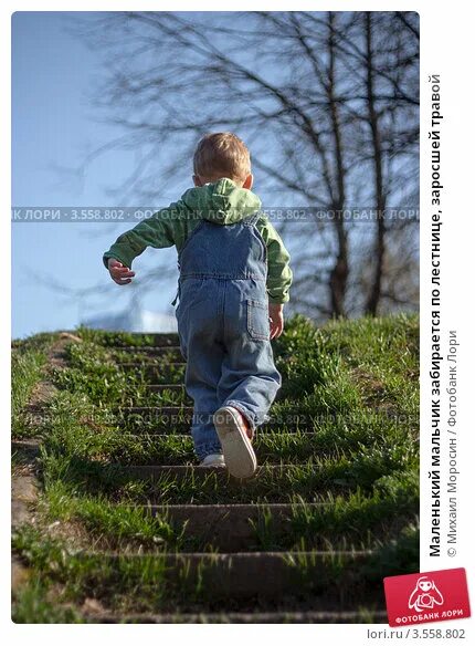 Мальчик поднимается по лестнице. Мальчик бежит по лестнице. Ребенок поднимается по лестнице. Подросток по лестнице бежит. Младенец бежит по лестнице.