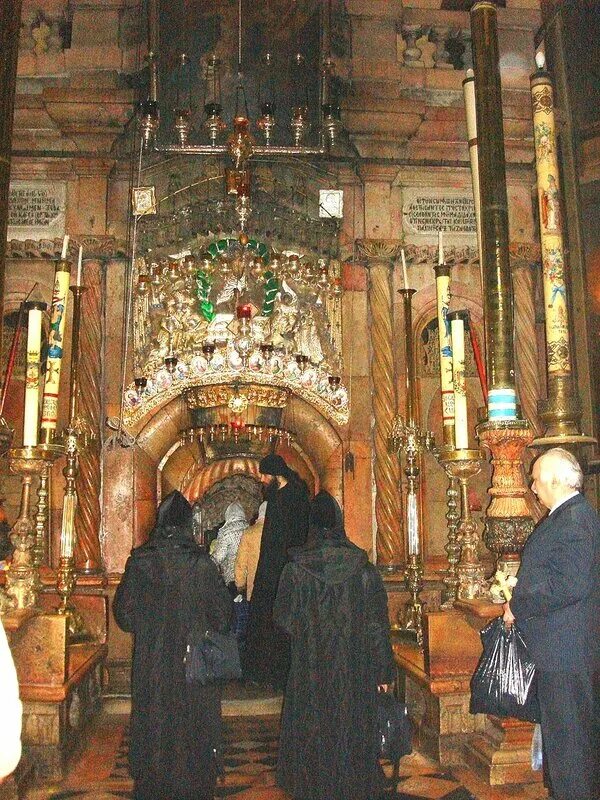 Храм гроба господня где находится в какой. Кувуклия в храме гроба господня в иерусалиме. кувуклия в храме гроба господня в иерусалиме внутри. иерусалим храм гроба господня внутри кувуклии. гроб господень в иерусалиме.