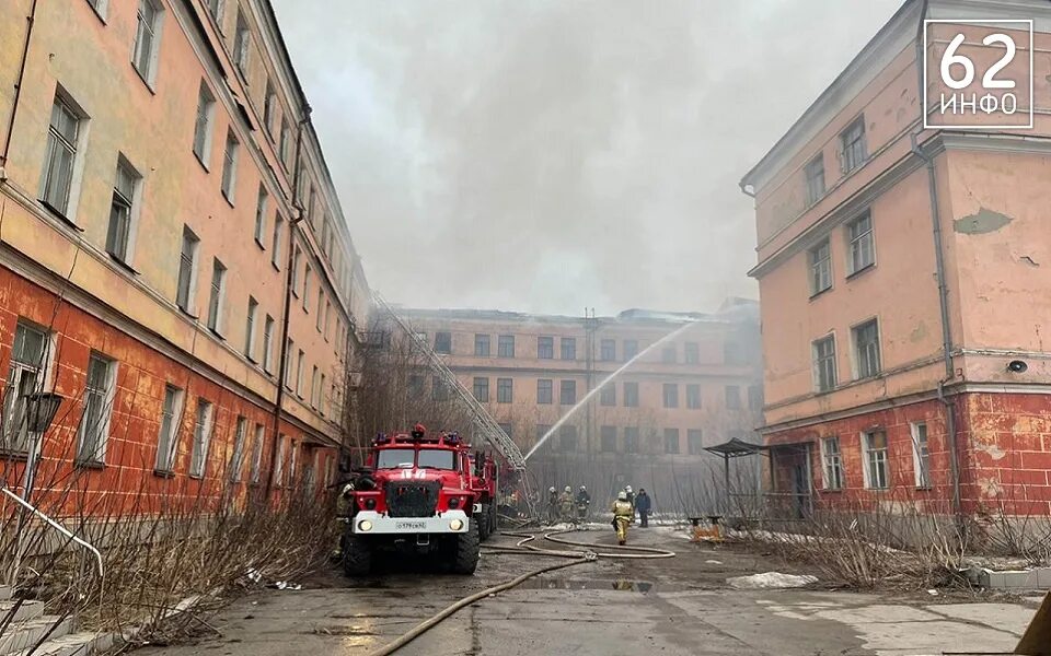 Училище связи Рязань пожар. Бывшее училище связи Рязань. Здание училища связи в Рязани. Сгоревшее здание училища связи в Рязани.