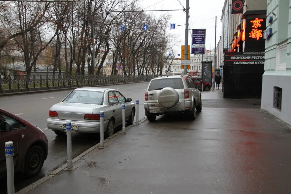 Стоянка на тротуаре. Остановка на тротуаре. Стоянка с заездом на тротуар. Остановка на тротуаре штраф.