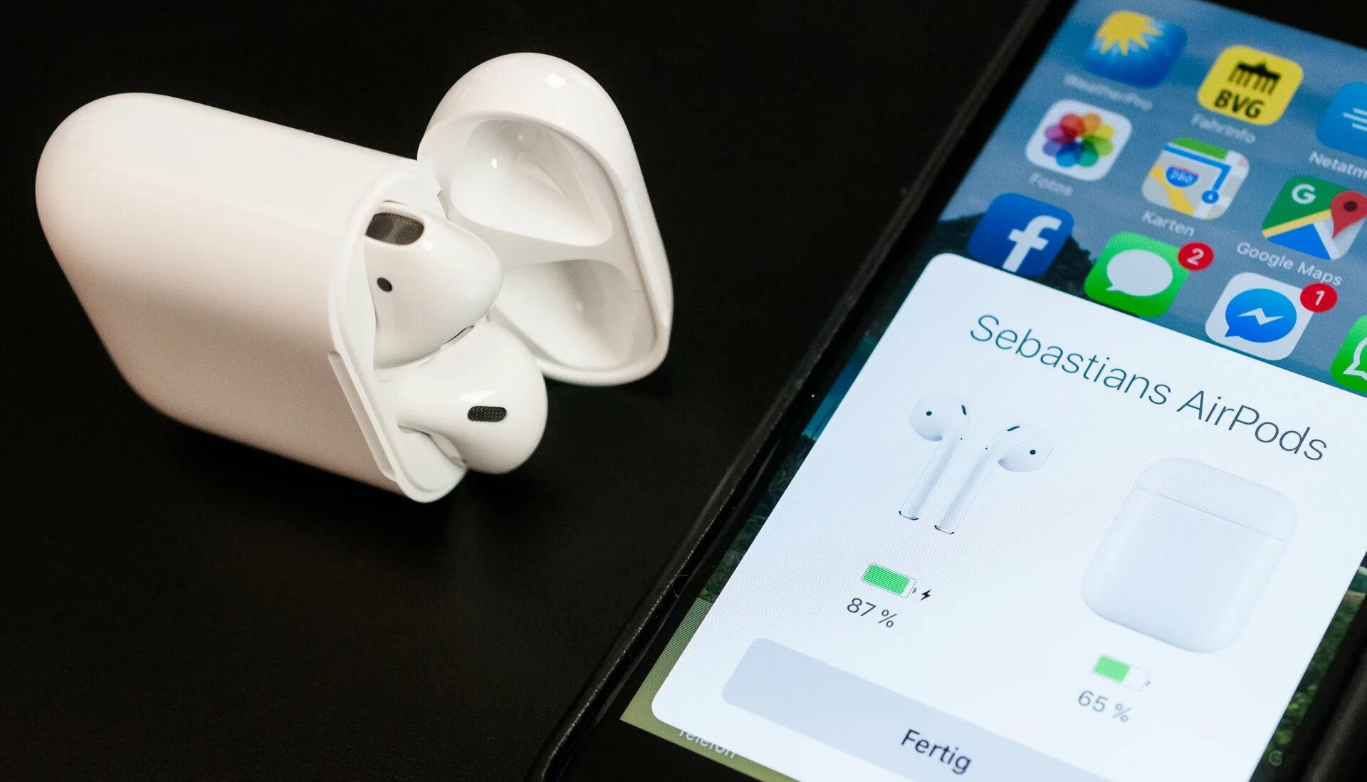 Наушники аирподс 2 зарядка. Беспроводная зарядка для AIRPODS Max. Заряд аирподс на беспроводной зарядке. Беспроводные наушники айфон с беспроводной зарядкой.