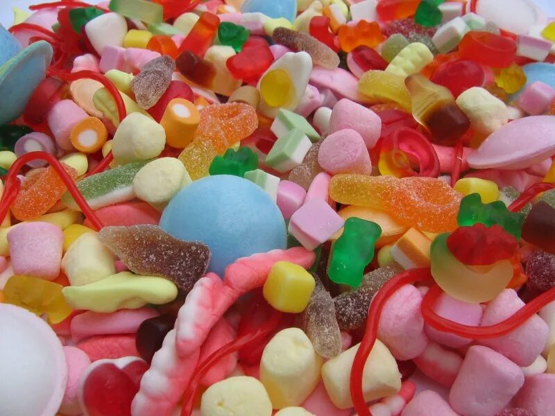 фон для сладкого. детские вкусняшки. дети с разноцветными языками. ребенок с леденцом. сладости для детей.