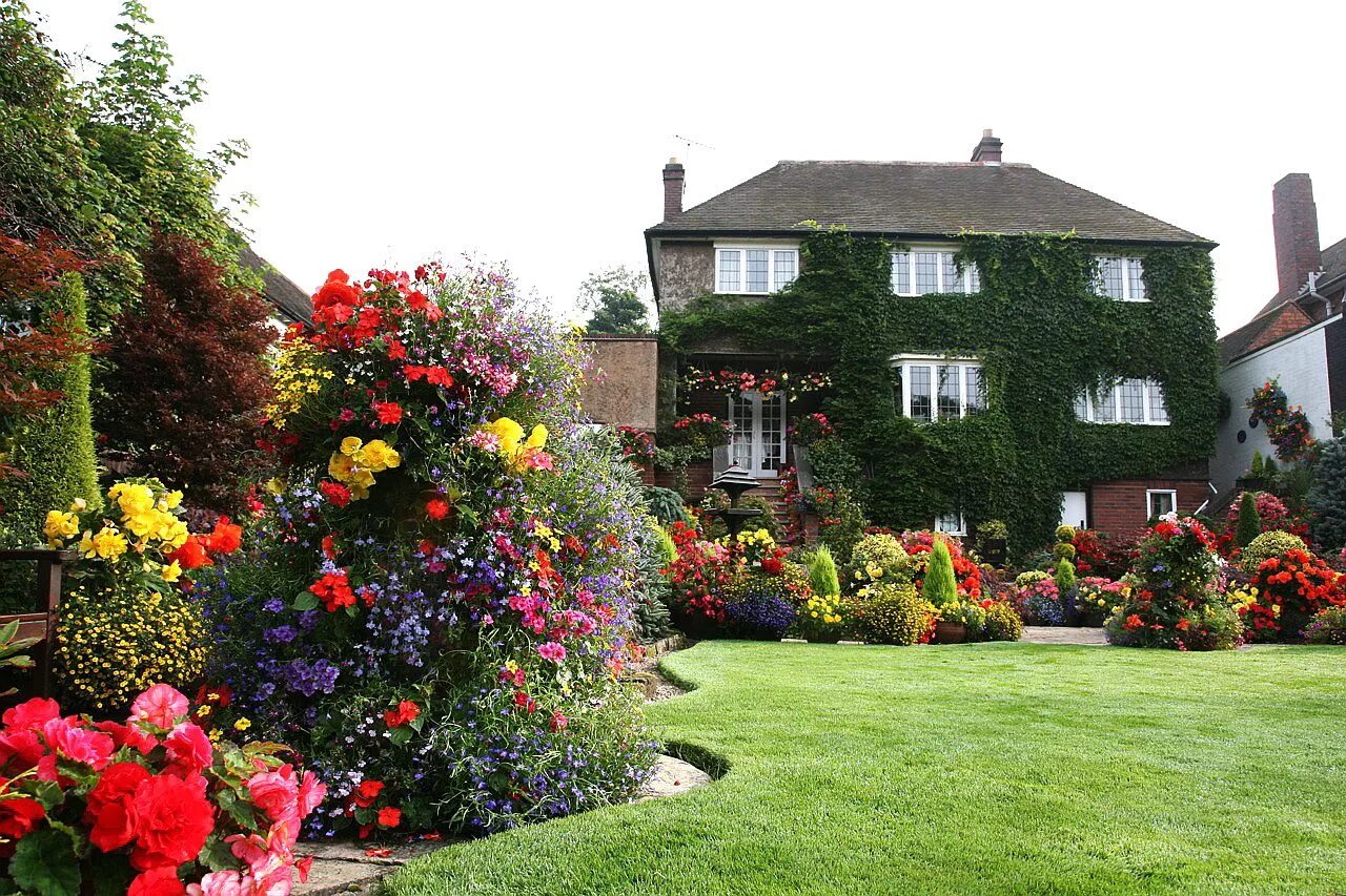 Англия деревня кэмбэлфорд ланшадф садов. Голландский стиль сада в Англии. Англия усадьба ландшафт. Палисадники в Англии.