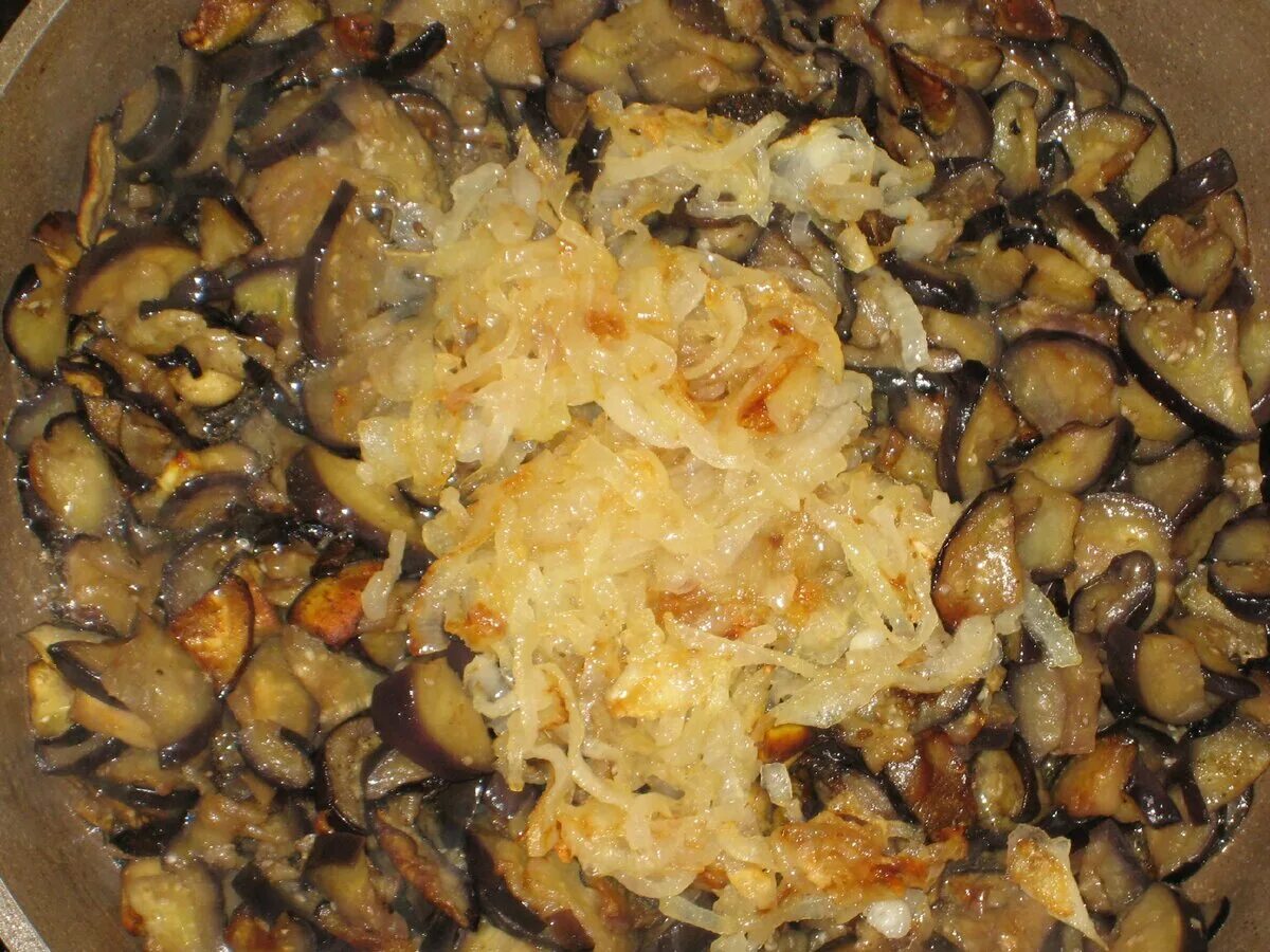 Баклажаны вкуснее грибов рецепт. Баклажаны с грибами на сковороде. Баклажаны с грибами в духовке. Тушеные баклажаны с грибами. Баклажаны в сметане в духовке.