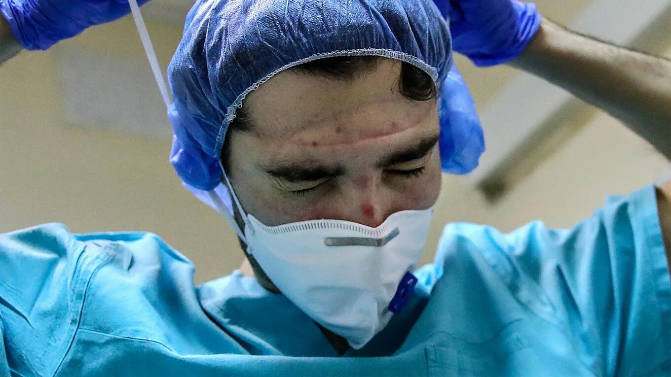коронавирус врачи. медицинские работники в борьбе с пандемией. медики франции. врач за работой. врач во время пандемии.