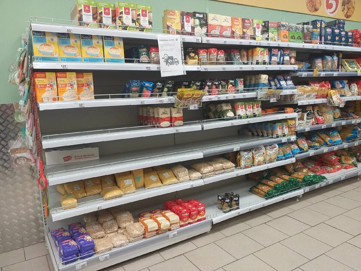 Полки для продуктового магазина. Стеллажи в Пятерочке. Стеллаж с продуктами. Полупустые полки в магазинах. Витрина пятерочка