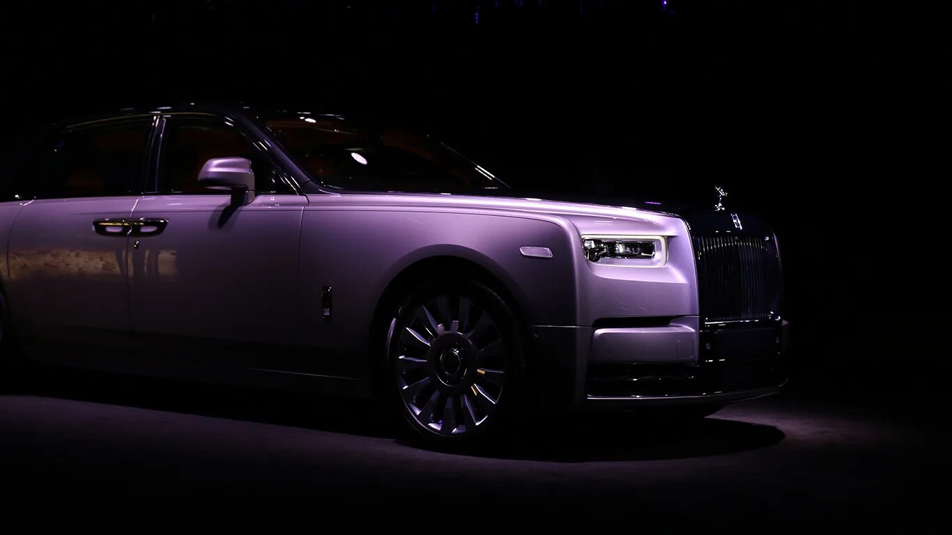 Акума роллс ростов. Rolls Royce чип. Rolls Royce Phantom и осенние листья. Аренда Роллс Ройс. Роллс Ройс фон для компа передняя часть.