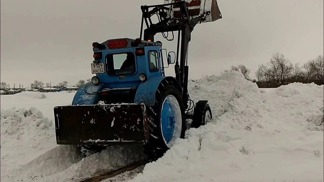 Игра трактора чистят снег. Уборка снега т40. Трактор т40 для уборки снега. МТЗ 82.1 уборка снега. Трактор МТЗ 82 уборка снега.
