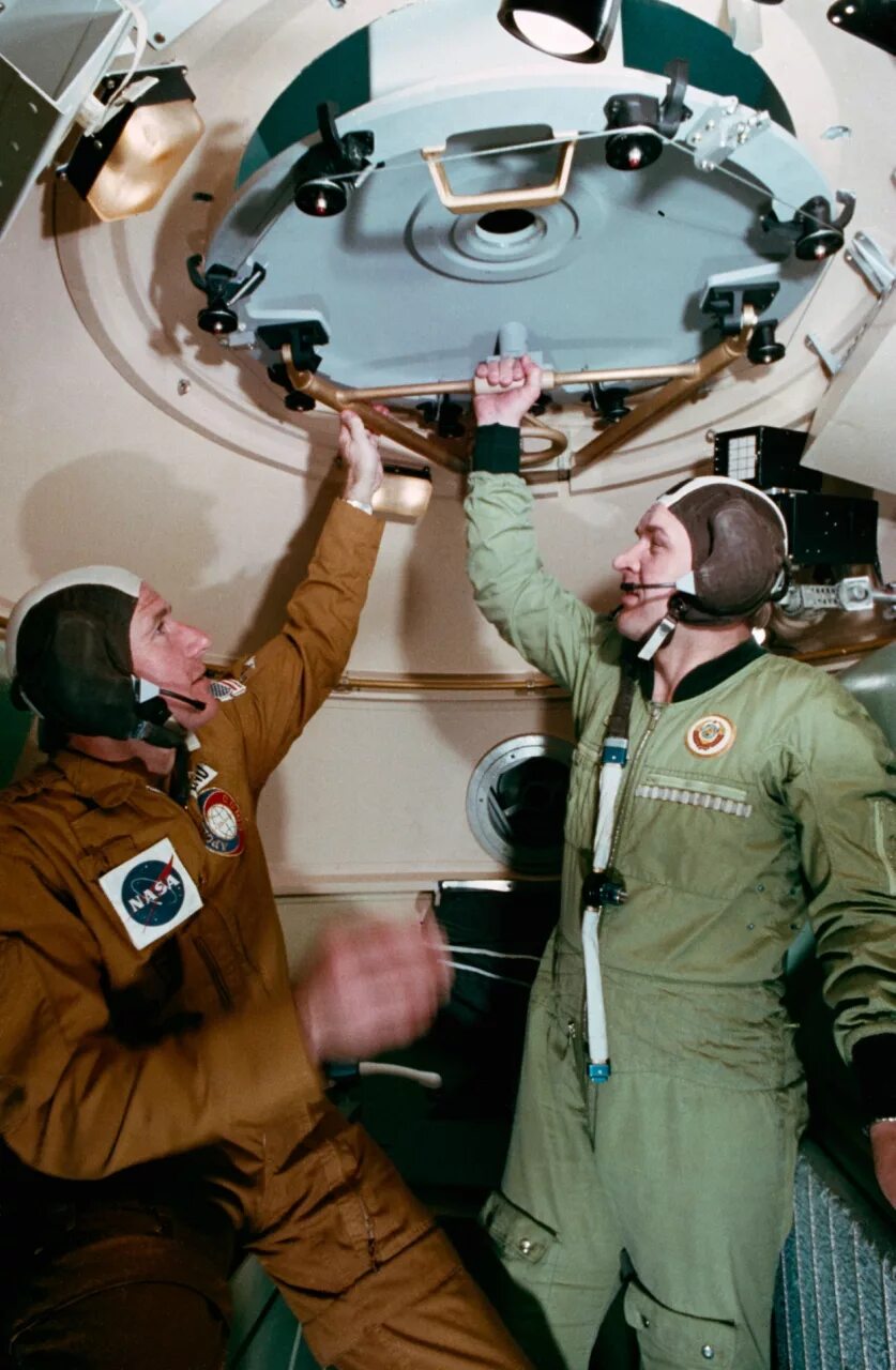 Союз Аполлон 1975. Экипаж Союз-Аполлон 1975. Рукопожатие в космосе Союз Аполлон 1975. Полет Союз Аполлон.