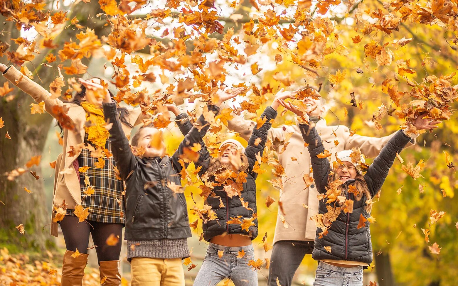Осенний воздух свеж. Подбрасывание осенних листьев. Дети подбрасывают осенние листья вид сверху. Осенняя атмосфера на английском. Фотографии подброшенные в воздух.