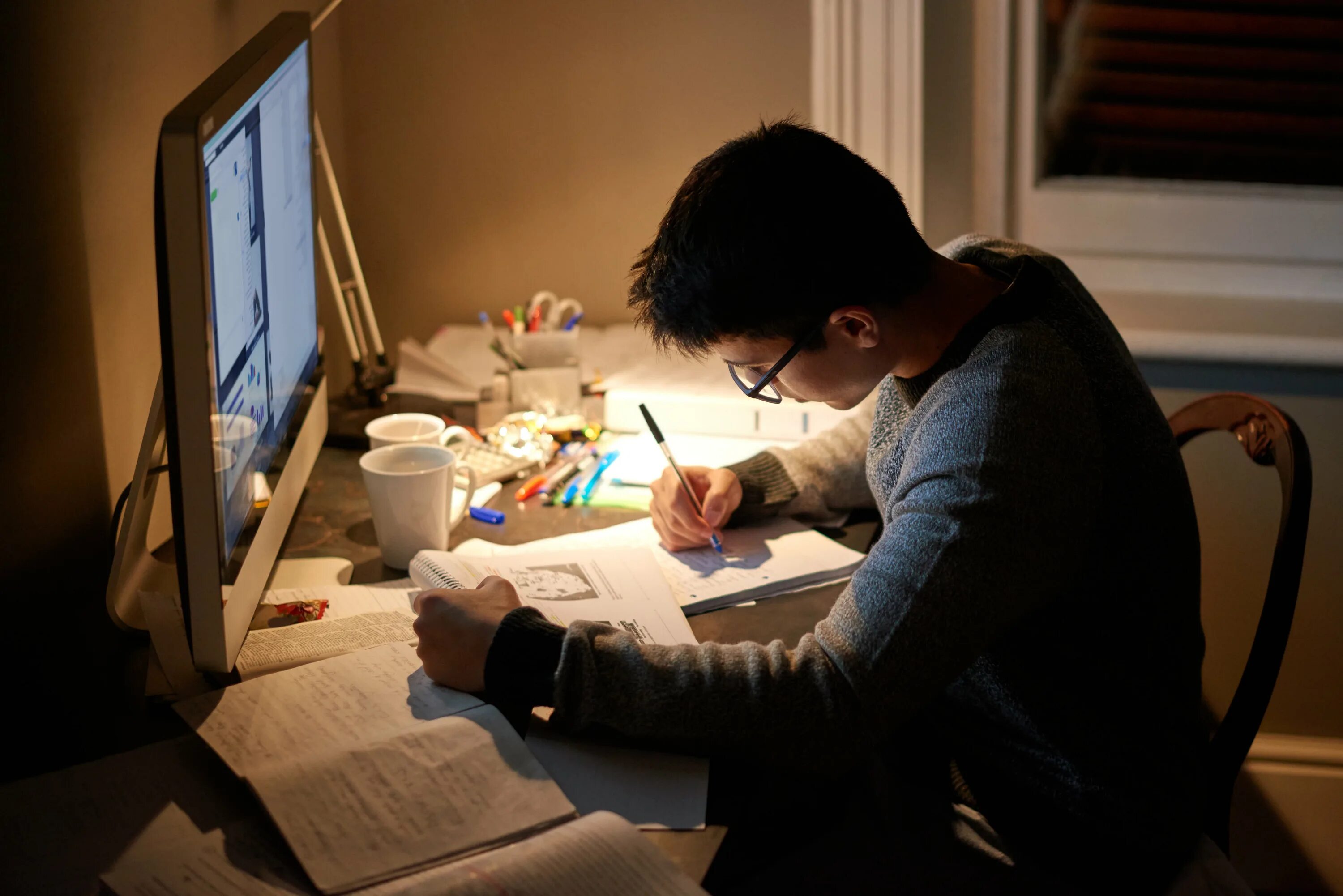 Hard working student. Женщина в офисе. студент учит ночью у компьютера. картины про учебу. креатив student.