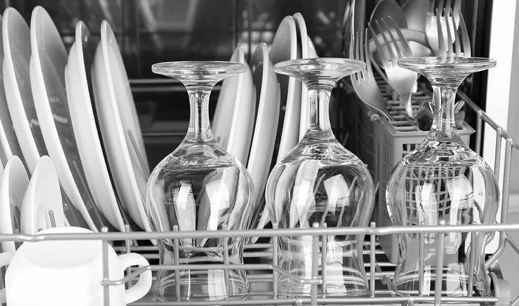 День мытой посуды. Чистая посуда. Чистая посуда в посудомойке. Чистая посуда на кухне. Посудомоечная машина с чистой посудой.