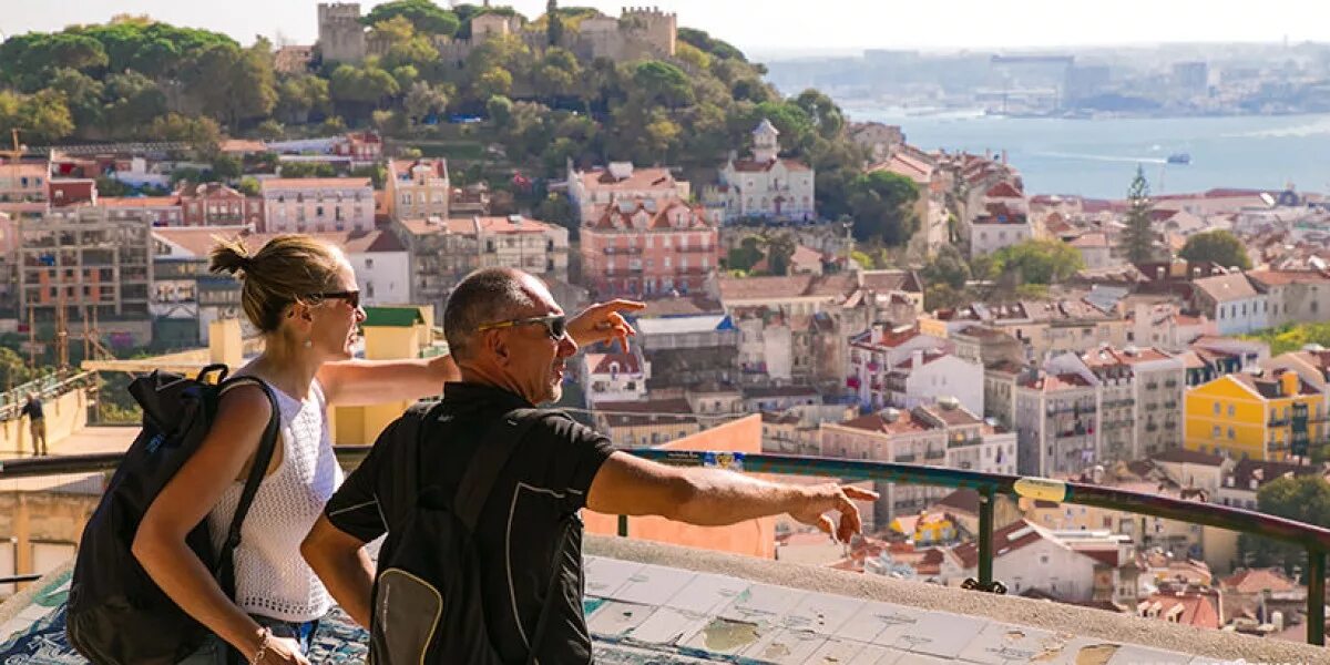 He was a tourist. Португалия город Лиссабон. Лиссабон туризм. Португалия туристы. Лиссабон люди на улицах.