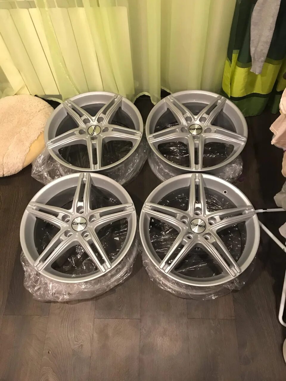 Диски audi a4 et28. R17 r. Sakura wheels r17 5x114. Двускатные колеса r20. Диски vw mallory r17.