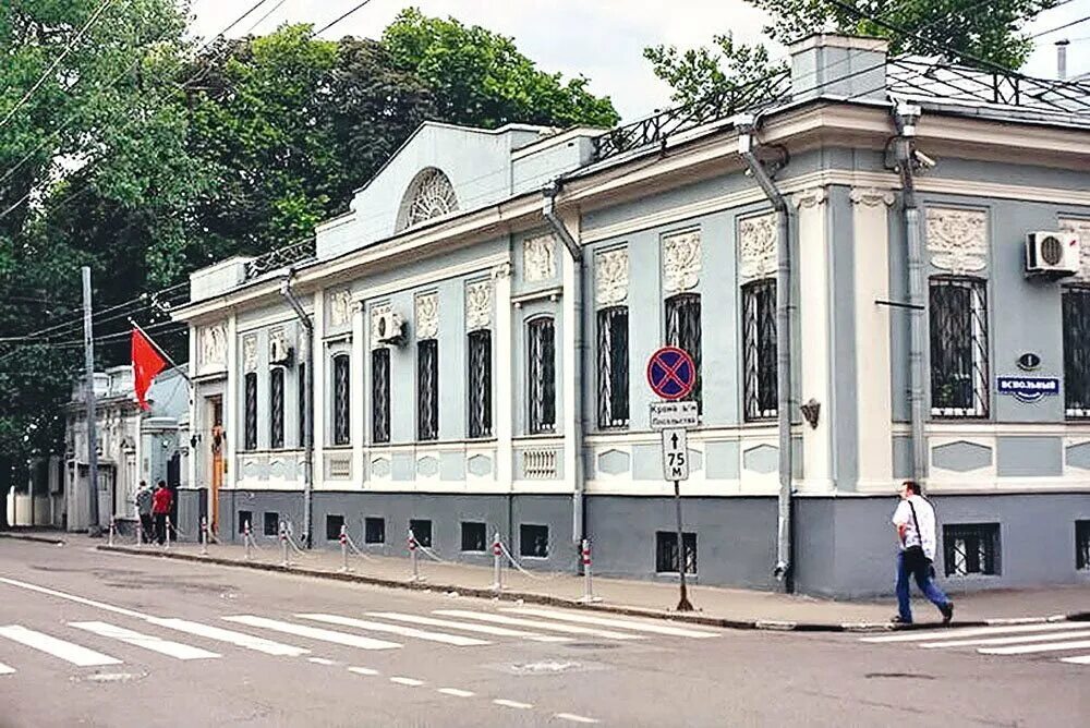 Берия в москве. Особняк Берии на малой Никитской. Дом Берии ул. малая Никитская 28. Особняк Берии посольство Туниса. Дом Берии в Москве.