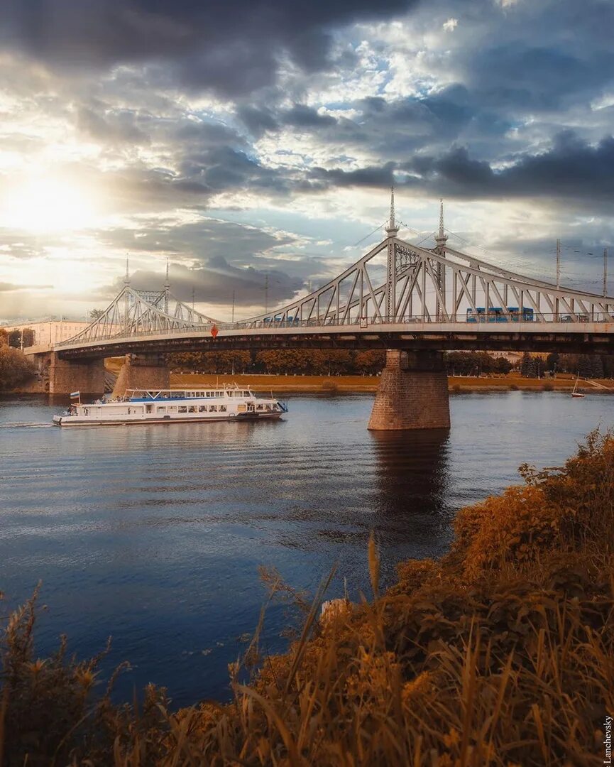 Старый мост тверь. Староволжский мост старый мост Тверь. Стаповолжский МОСТТВЕРЬ. Нововолжский мост Тверь. Волжский мост Тверь.