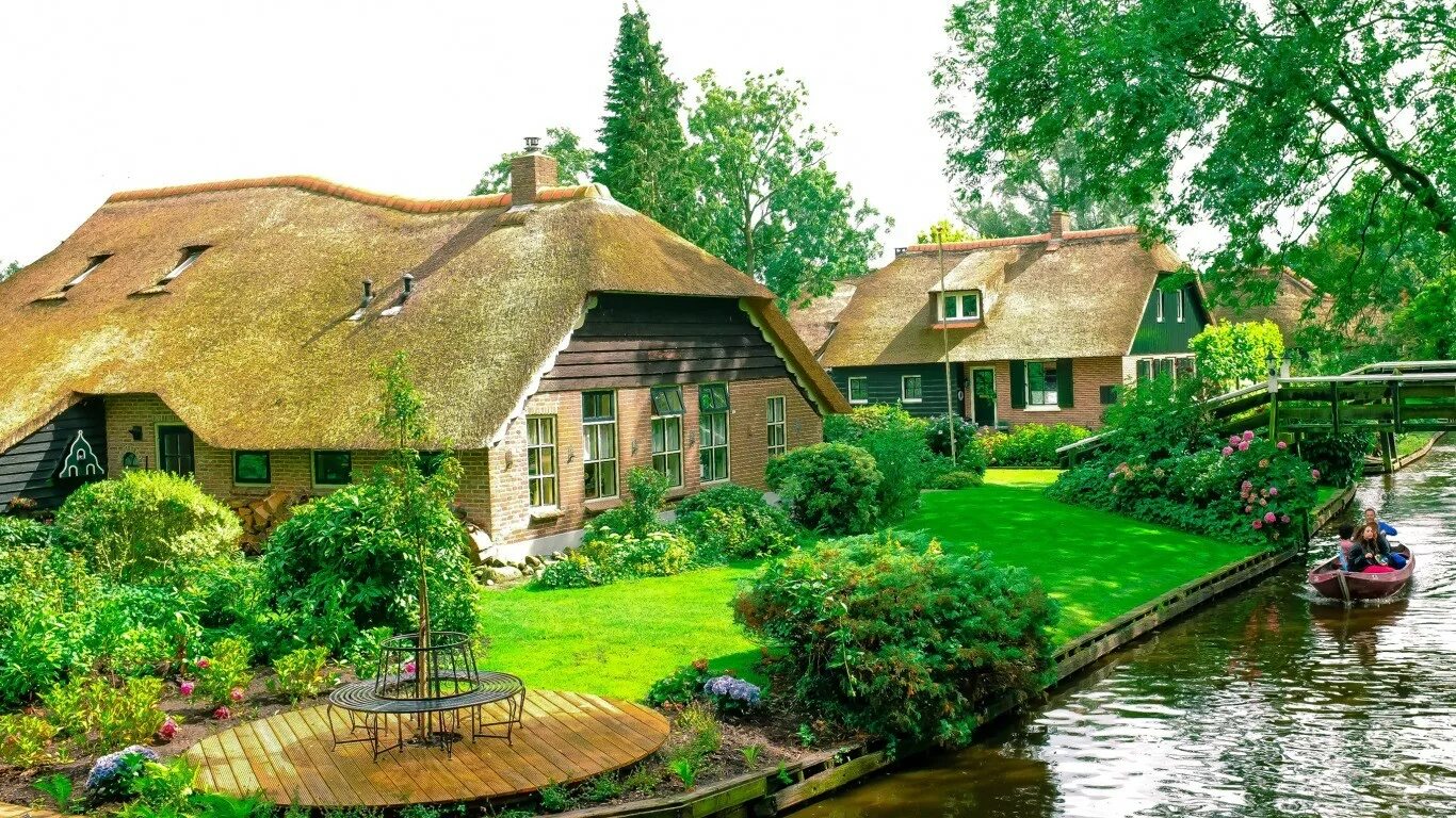 деревенский домик. старый домик в деревне. российская деревня захолустье. заброшенная деревня шкавырна. гитхорн нидерланды.