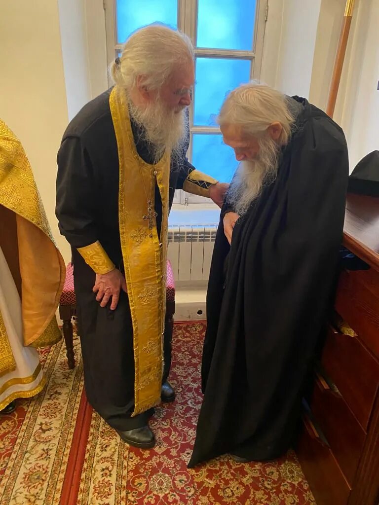 отец галактион афонский. старец кирилл павлов. амвросий оптинский и лев толстой. инок иоанн монах отшельник. трудник послушник инок монах.