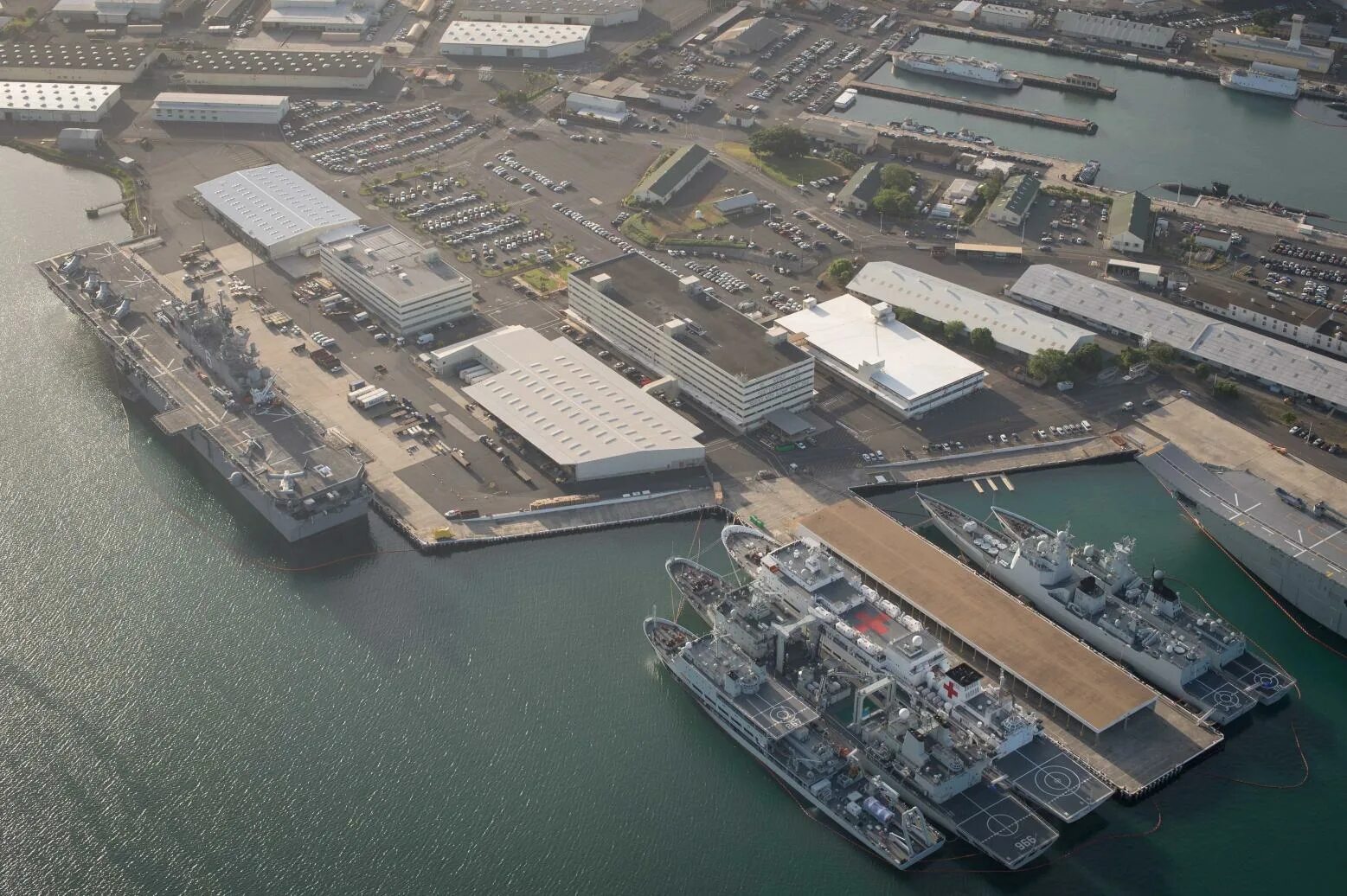 Бухта перл харбор. Линкор аризона перл харбор. Мемориал аризона перл харбор. Перл харбор гавань на острове оаху. Военно-морская база сша перл-харбор.