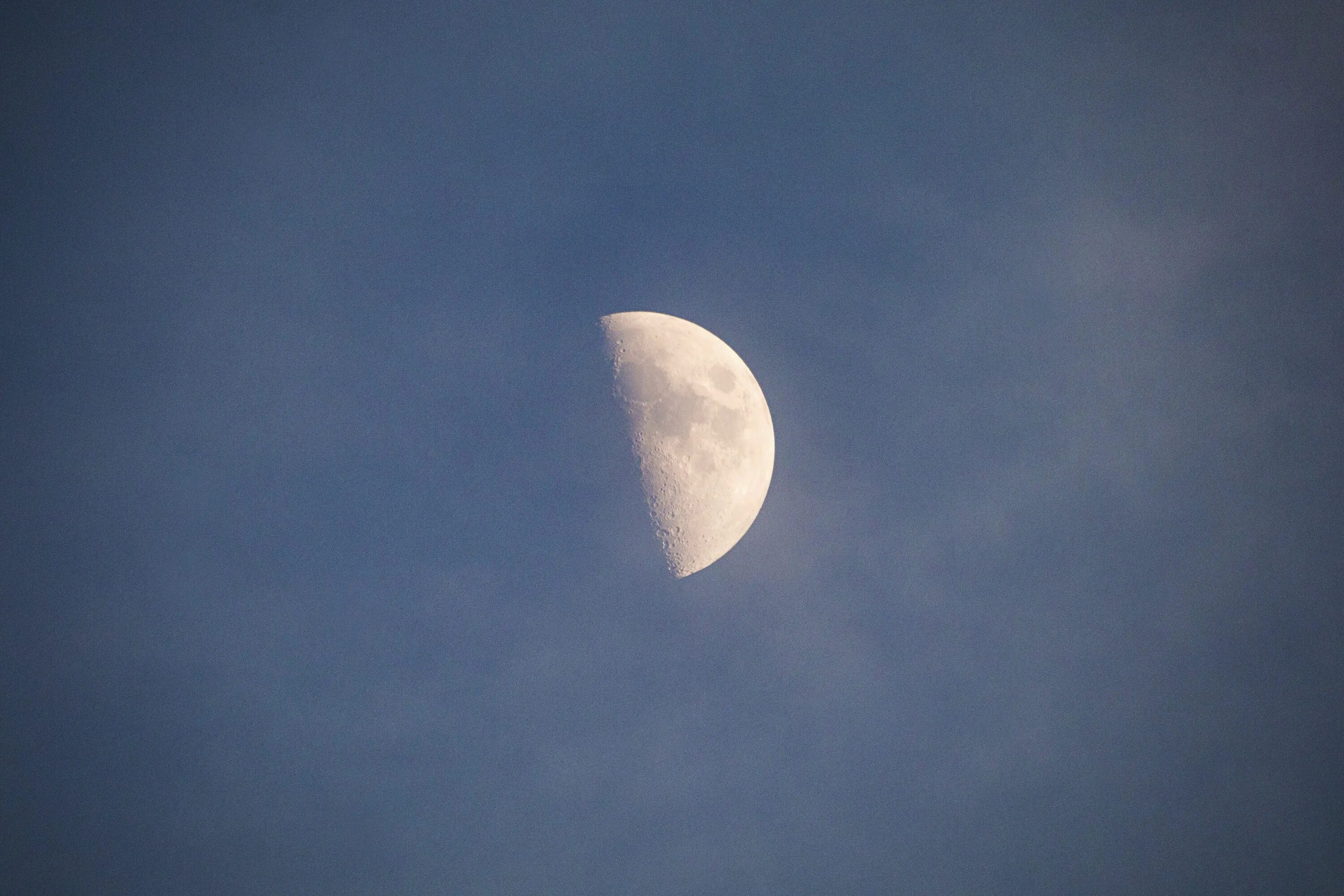 Половина Луны. Половина месяца. Половина Луны фото. Луна половинка картинка.