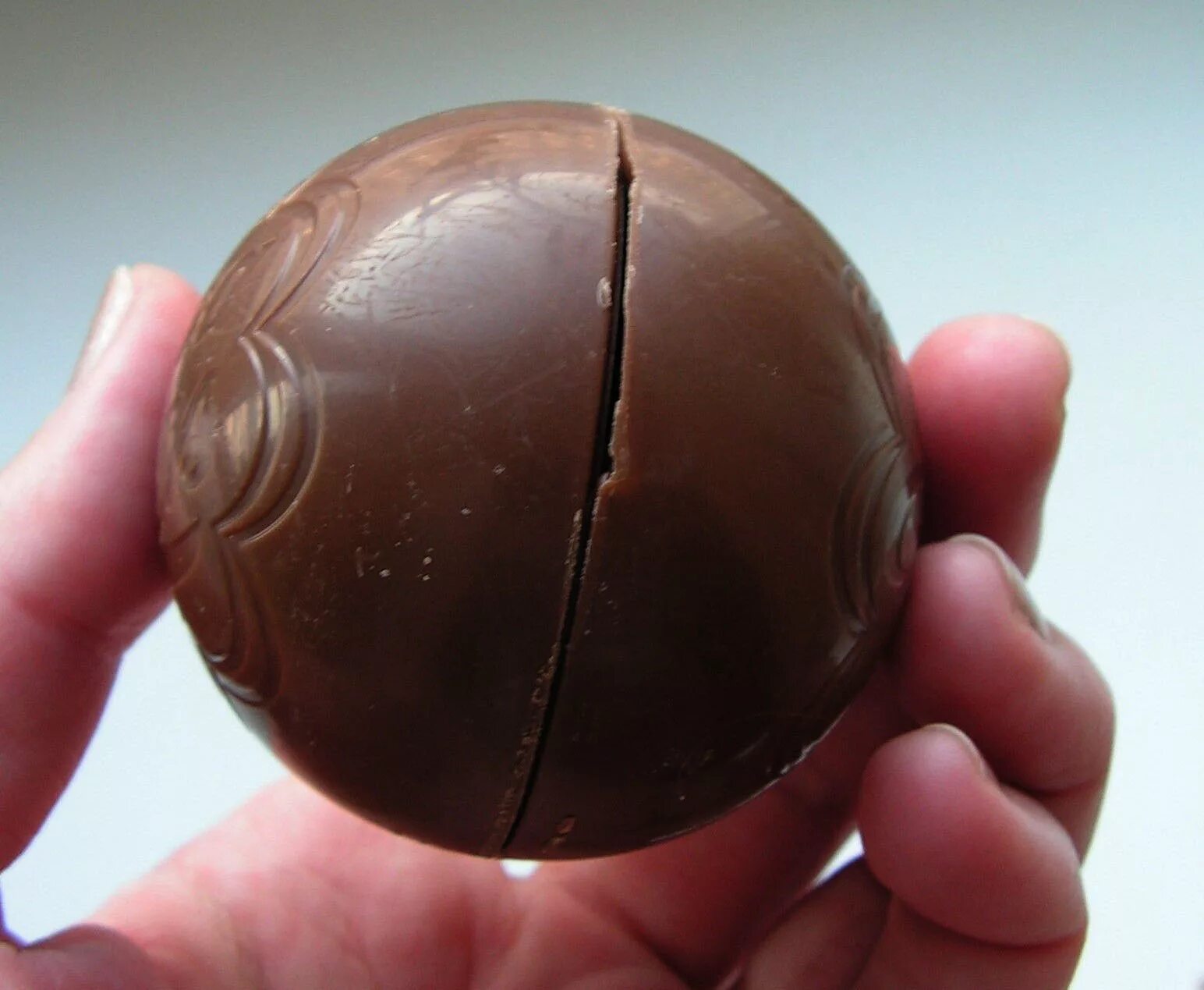 шарики из шоколада для украшения. десерт шоколадный шар. как сделать шарики из шоколада. как сделать шарики из шоколада. украсить шоколадный шар.