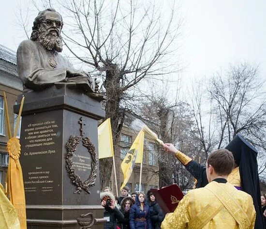 Святой луки колледж. Памятник святителю луке Войно-Ясенецкому. Памятник святителю луке в Красноярске Войно-Ясенецкий. Памятники луке Войно-Ясенецкому в Красноярске.