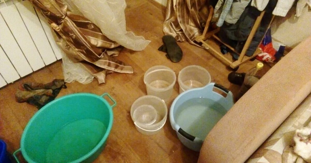 Протечка в доме куда обращаться. Течет крыша в квартире. течёт крыша в многоквартирном доме. тазик в квартире. затопило с крыши квартиру.