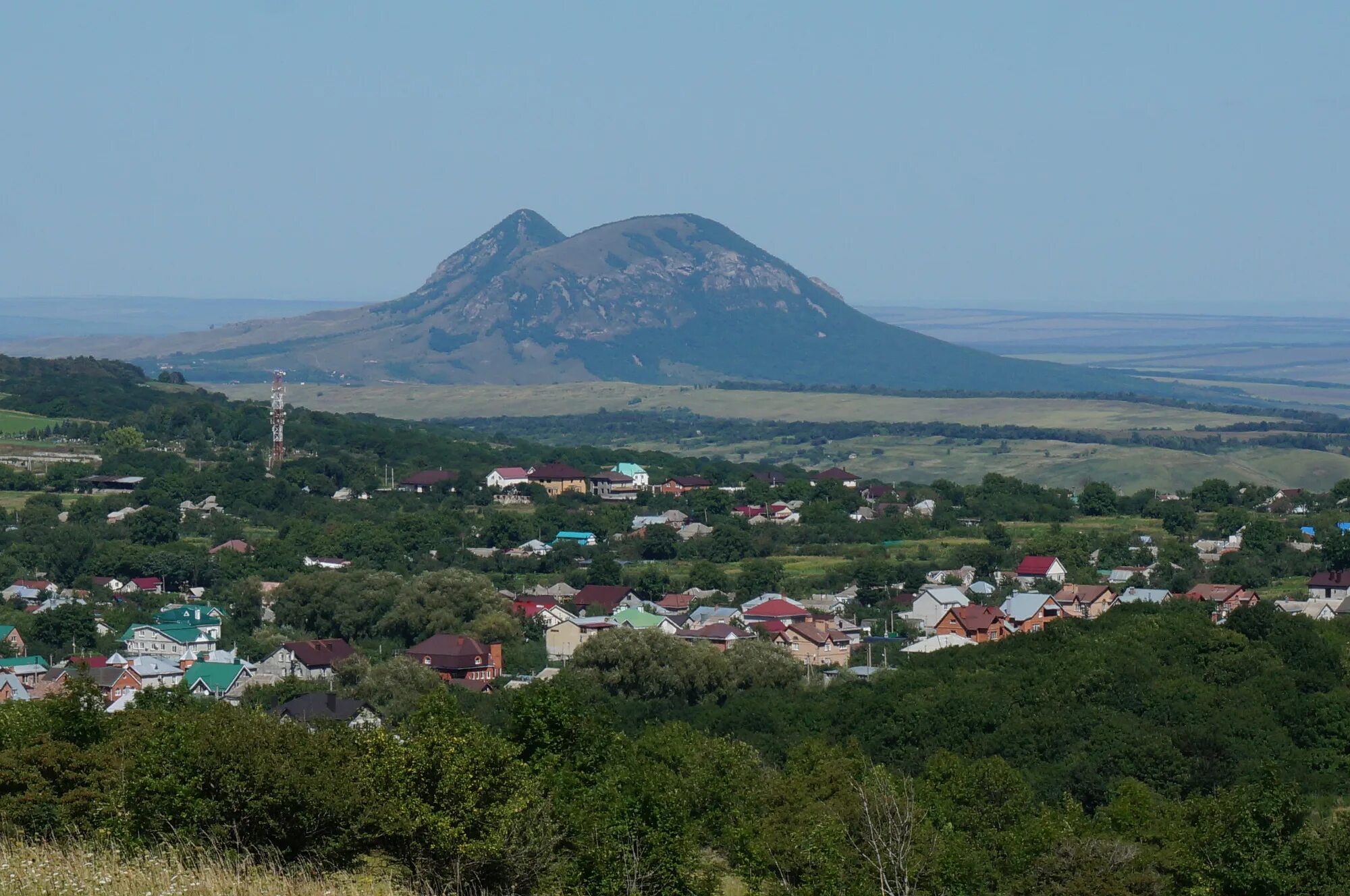 Гора шелудивая лермонтов. Город лермонтов гора бештау. Лермонтов поселок пятигорск. Население лермонтова ставропольского края. Город лермонтов горы.