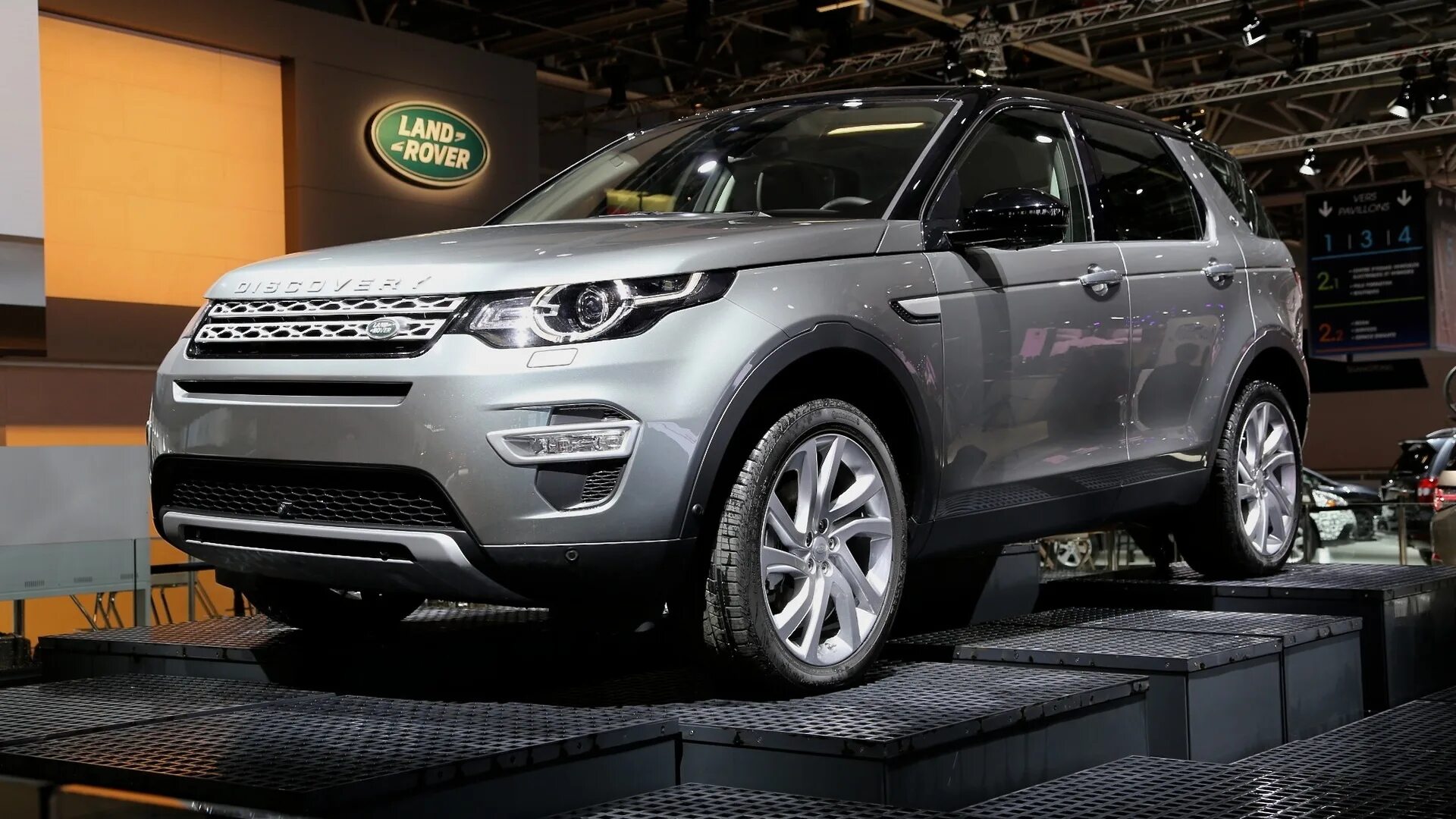 Отзывы дискавери спорт дизель. Land rover discovery sport 2016. Раша дискавери отзывы. 0 бензин двигатель. Land rover discovery sport отзывы.