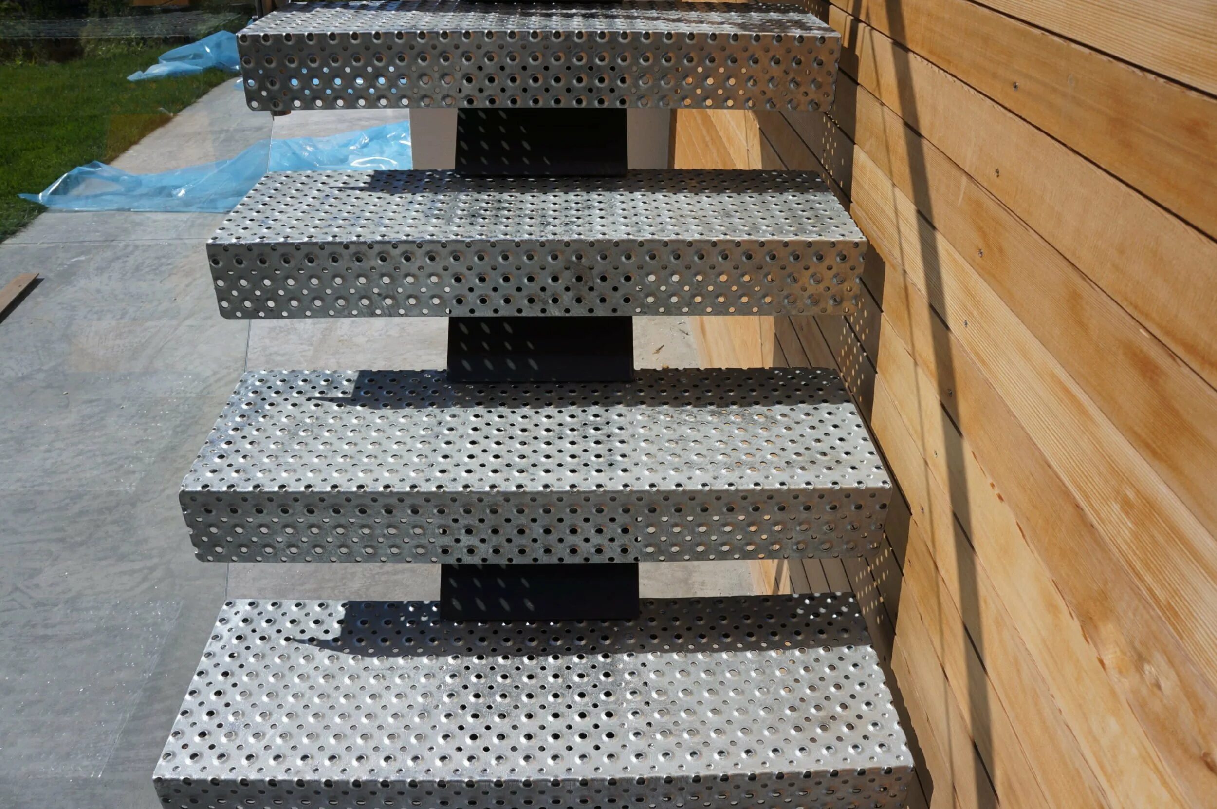 Уличная лестница ПВЛ 4 ступени. Уличная лестница с просечкой стандарт 300мм. R60 ступени металлической лестницы огнезащита. ПВЛ 408 ступени.