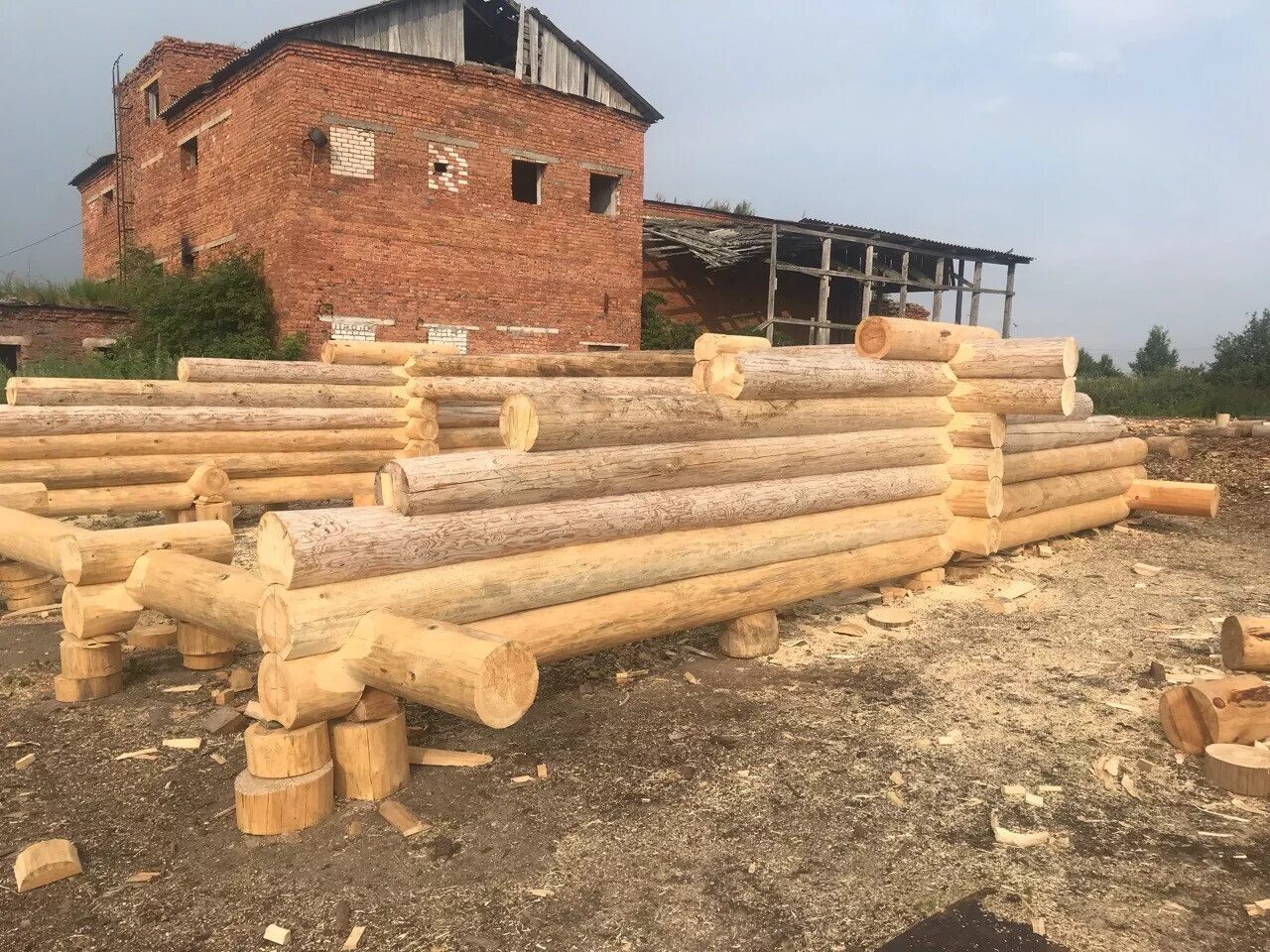 Срубы великий новгород. Дом сруб. Рубщик срубов. Фото срубов в чашу. Баня из оцб под ключ.