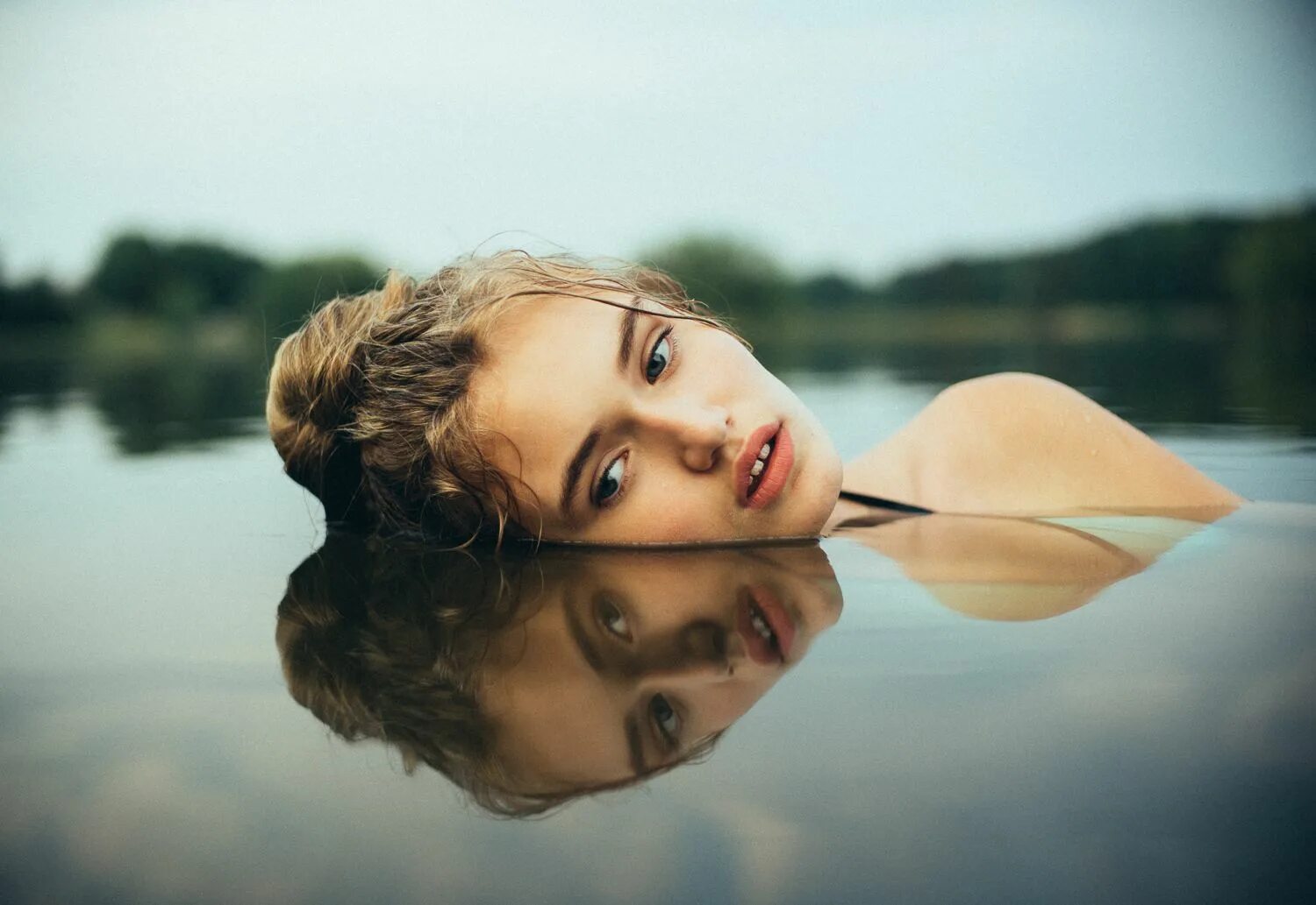 Фотосессия в воде. Портрет на природе. Художественная фотография. Отражение в воде. Reflection woman