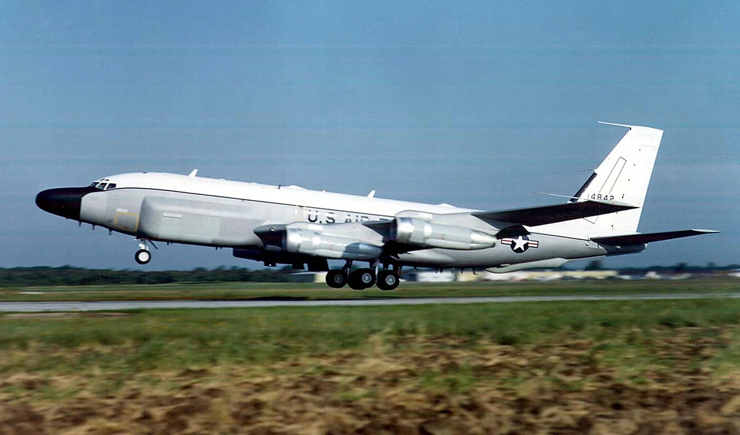 Самолет находящийся в полете преодолевает 135. Boeing RC-135v Rivet Joint. RC-135 ВВС США. Стратегический самолет-разведчик RC-135 ВВС США. ВВС RC-135 Rivet Joint.