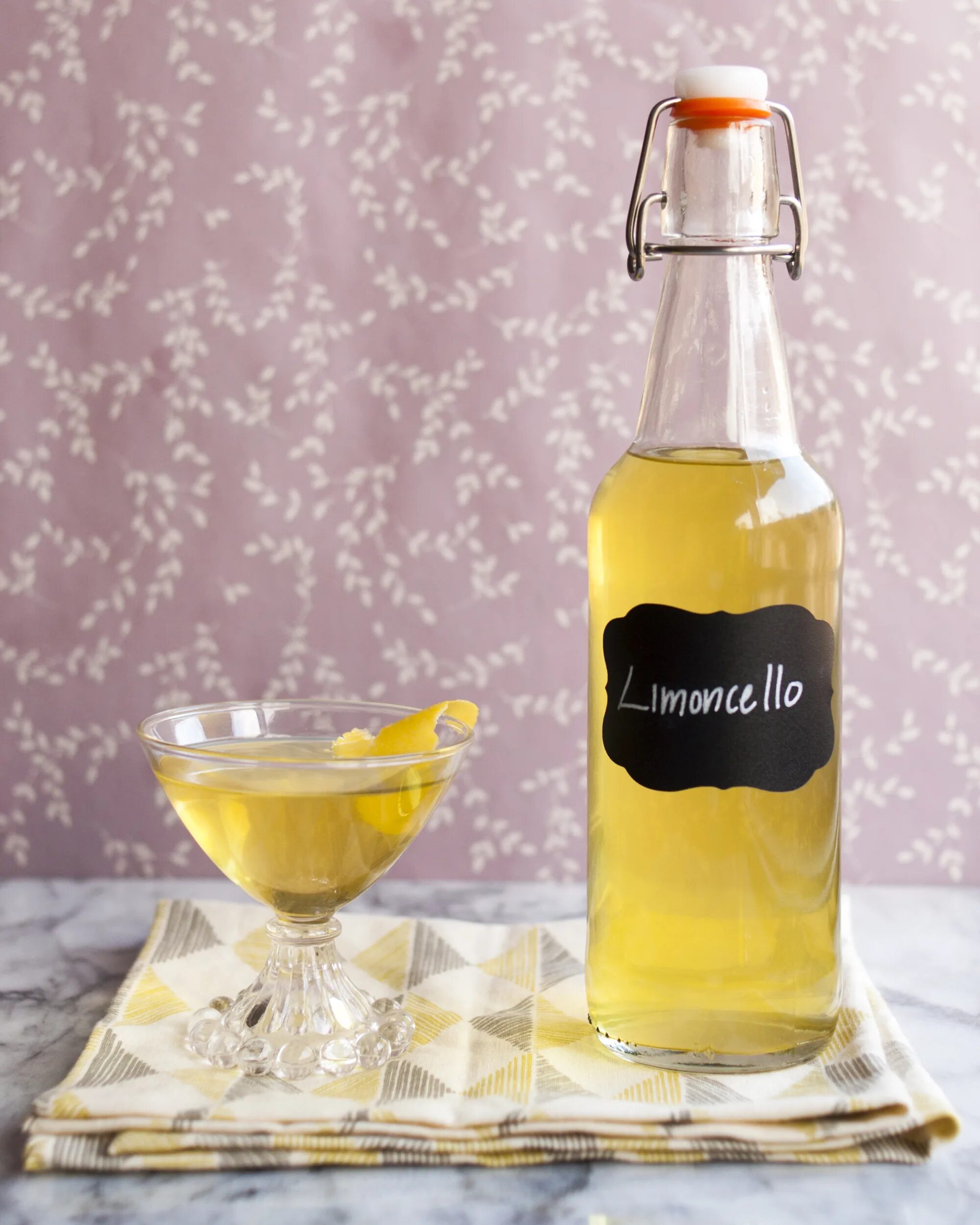 Опалесценция лимончелло. Лимоны для лимончелло. Лимончелло надпись. Ликер десертный лимончелло. Лимончелло на самогоне с соком лимона.