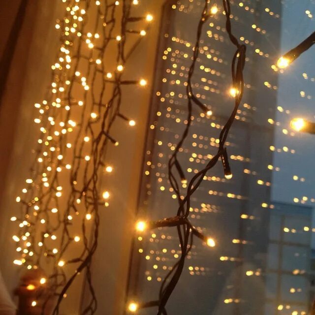 красивые гирлянды. гирлянда новогодняя. огоньки гирлянды. яркая гирлянда. гирлянда новогодняя.