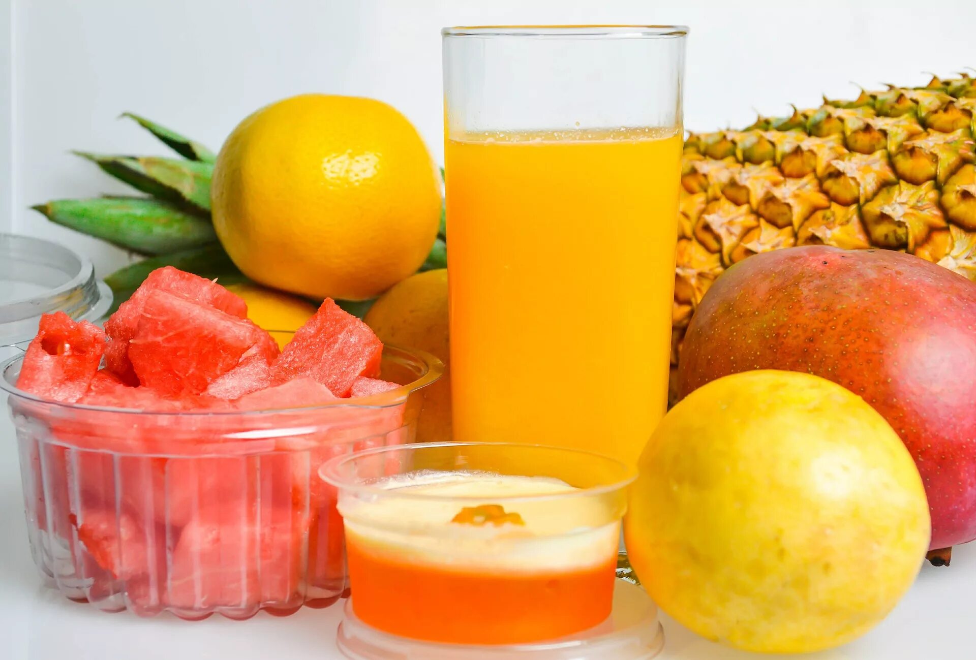 Свежевыжатый сок в холодильнике. Лимонад ананас грейпфрут. Фруктовый сок. Натуральный сок. Свежевыжатый сок.