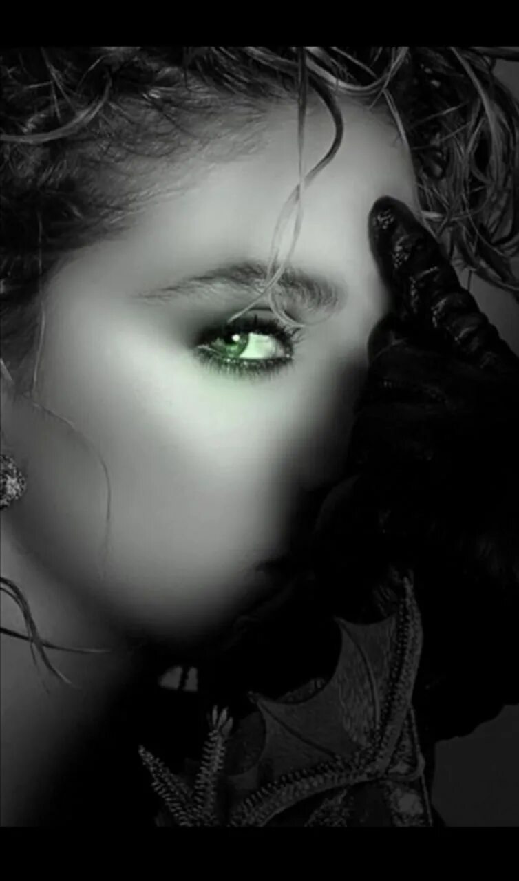 Глазки манят. Загадочные женские глаза. Загадочный взгляд девушки. Ведьма с зелеными глазами. Глаза ведьмы.
