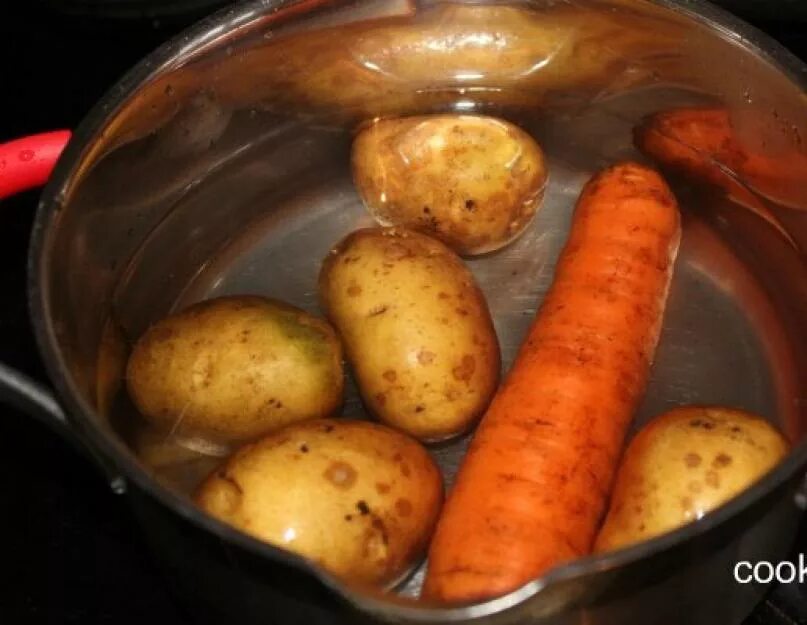 Вареные картофель и морковь. Картошка в кастрюле. Варка картофеля и моркови. Картошка и морковь отварить.