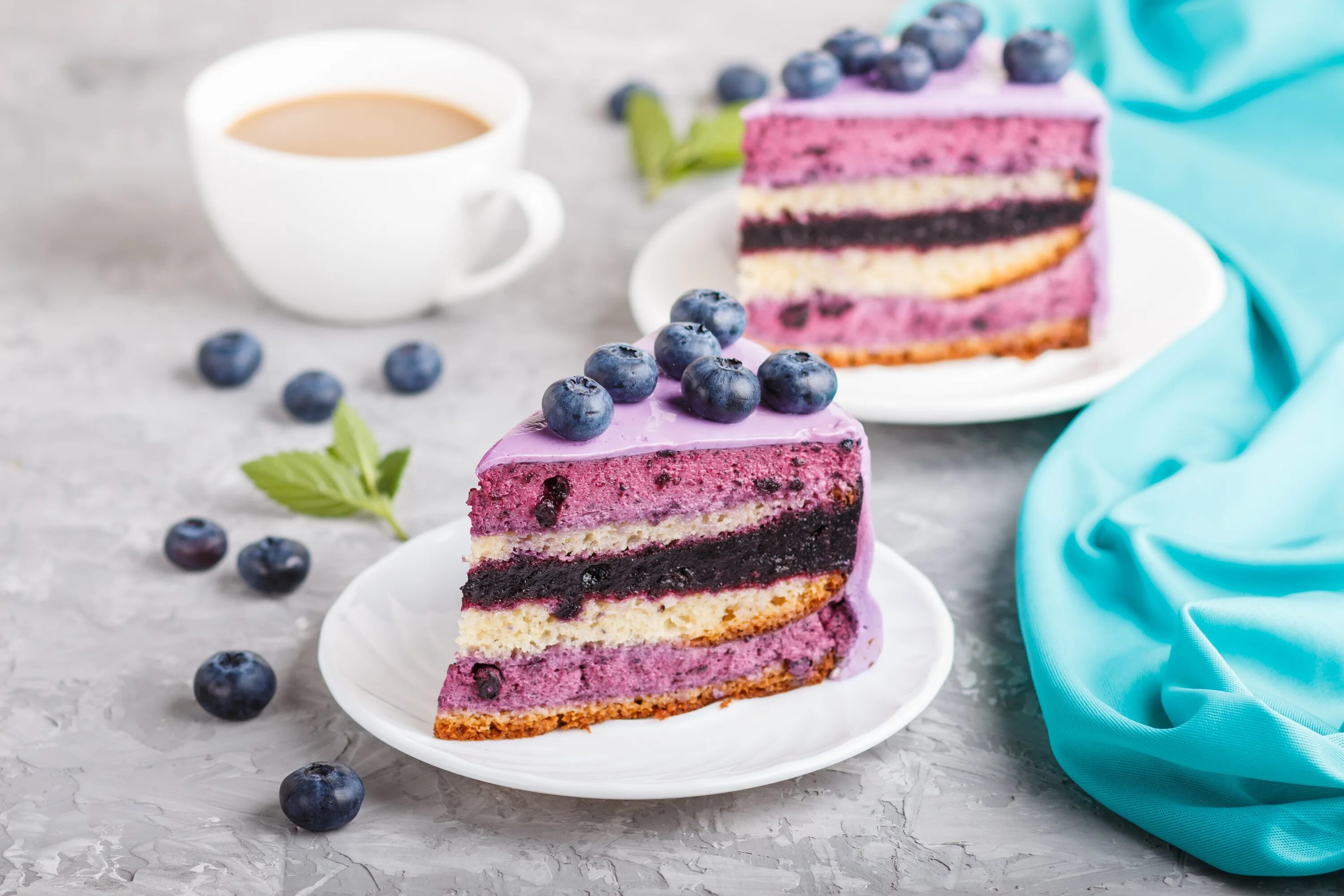 Фото кусочек. Черничный муссовый торт. Черничный торт суфле. Торт Berry Cake черничный. Торт фиолетовый блюз Куликовский.