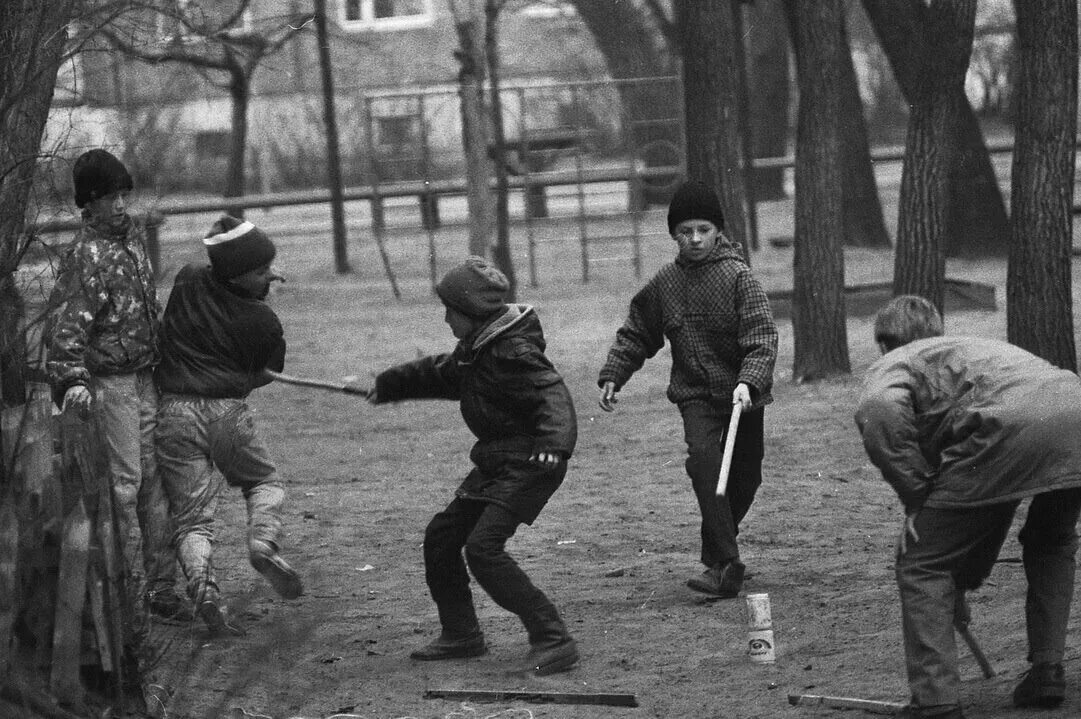 Детские дворовые игры в СССР. Советские мальчишки играют. Советские дети на улице. Советское детство.