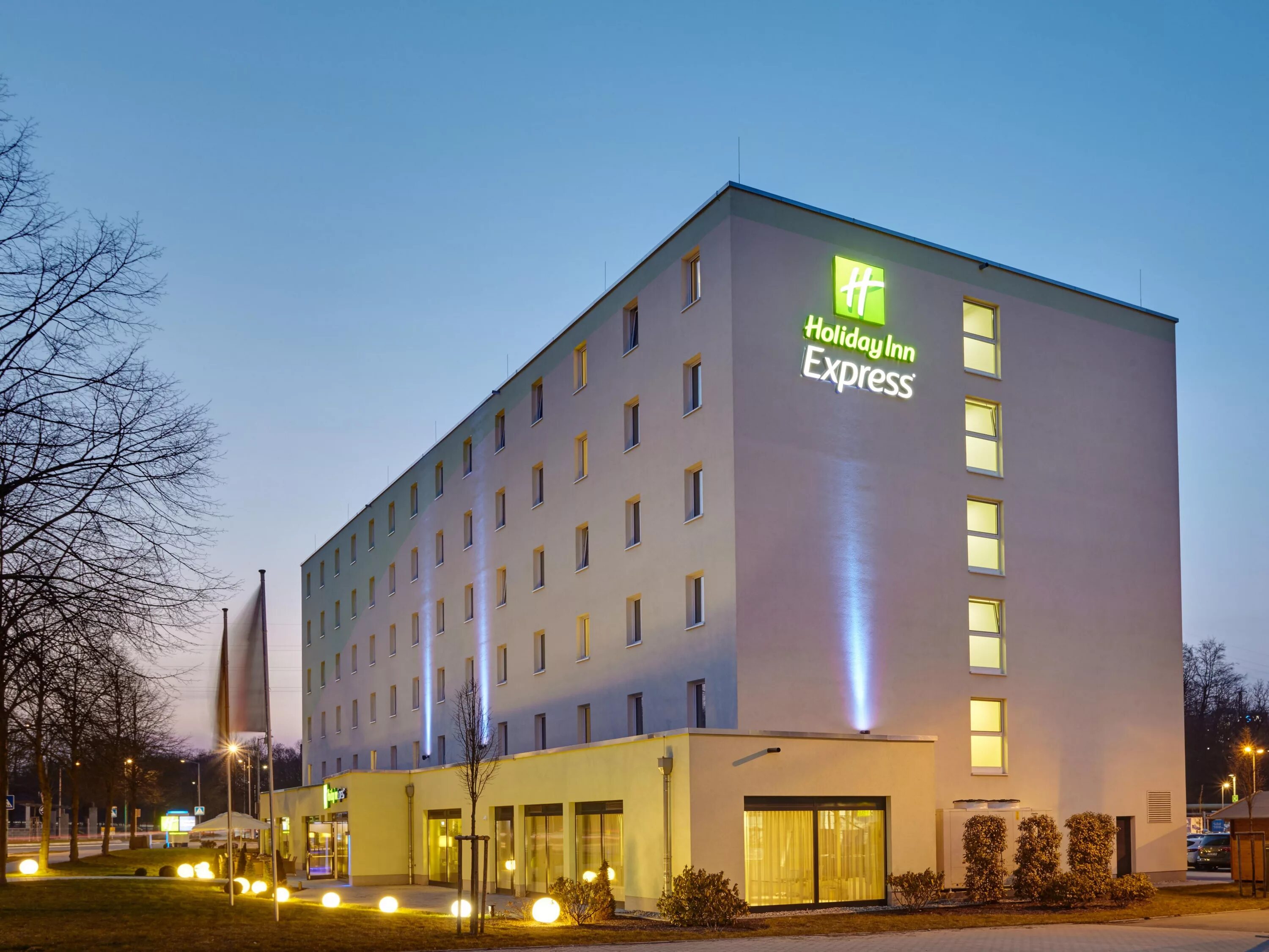 Holiday Inn в Германии. Holiday Inn Express. Отель Holiday Inn Express Dallin. Neunkirchen Германия.