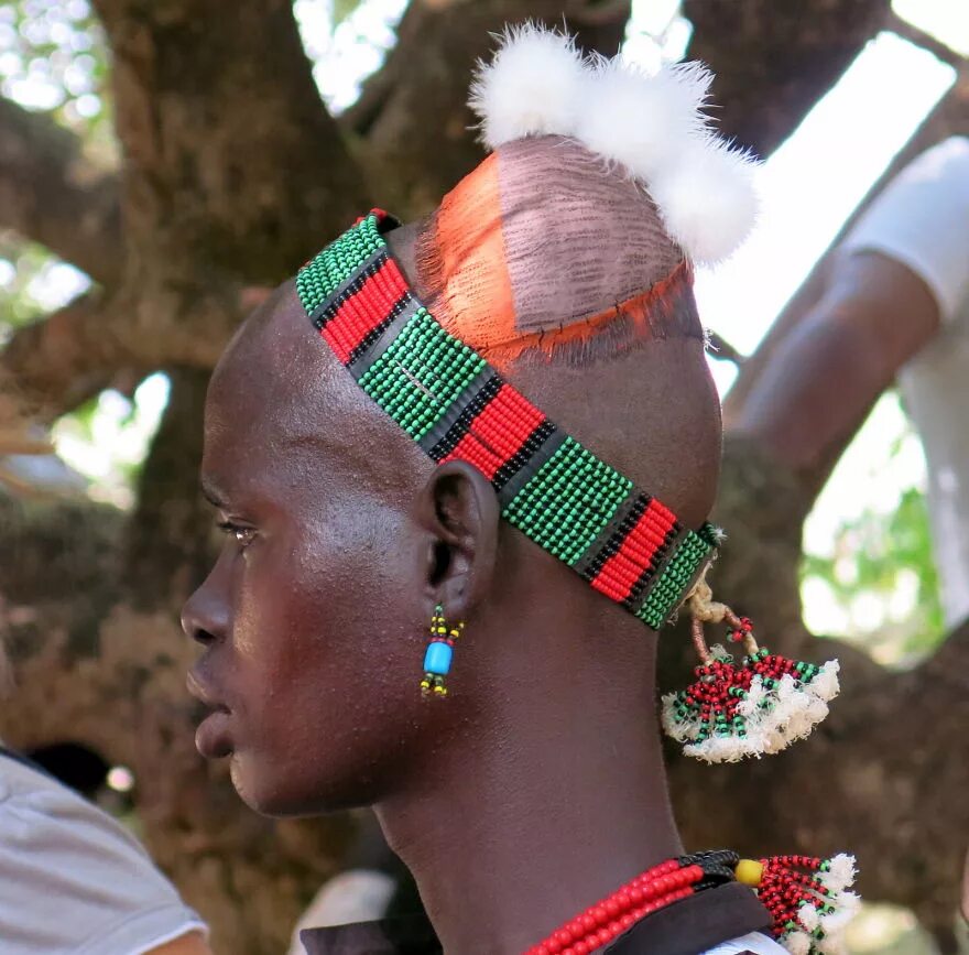 Люди с длинной головой. Африканские прически. Африканские традиционные причёски. Африка прически племен. Украшения африканских народов.