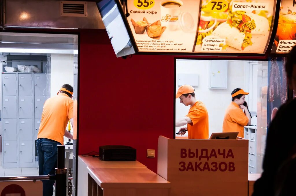 Додо форма сотрудников. Додо пицца витрина. Красный проспект 17 додо пицца. Додо пицца улица стахановски. Додо пицца реклама.