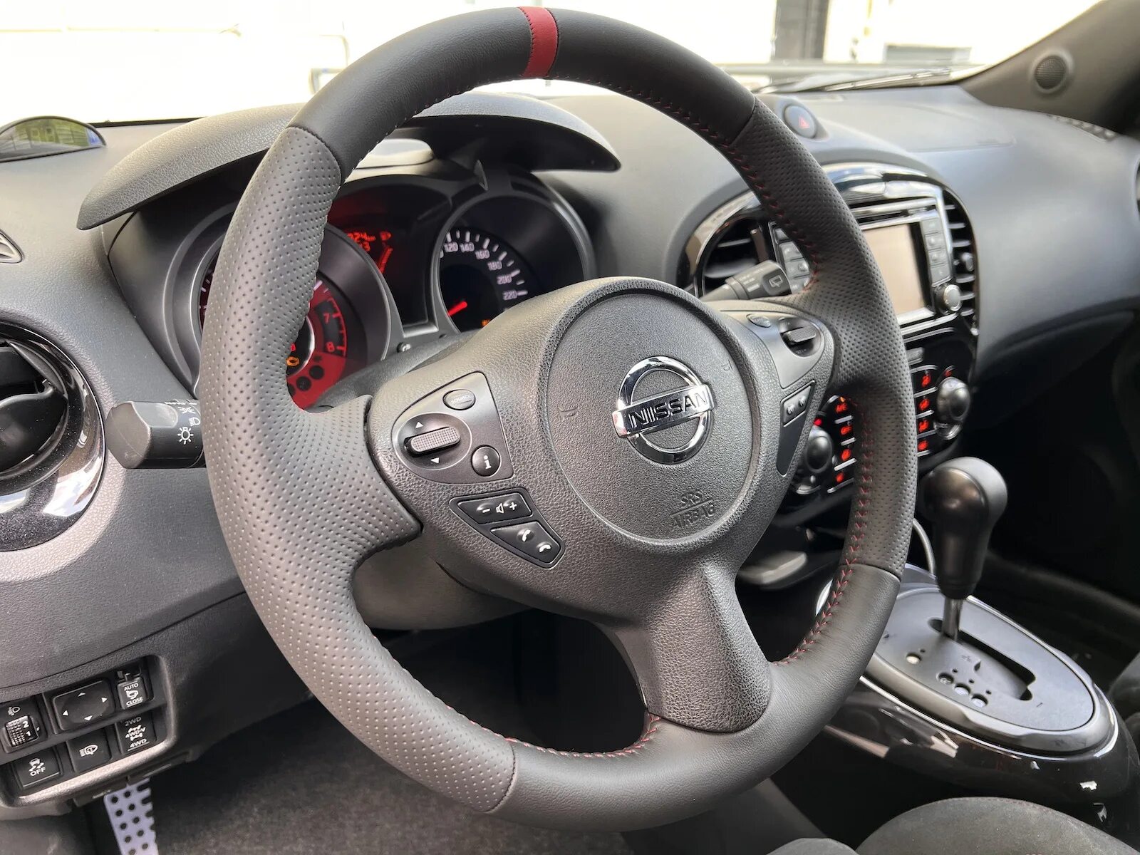 Жук на руле. Руль nissan juke. Руль ниссан жук нисмо. Ниссан жук рулевые. Руль ниссан джук нисмо.