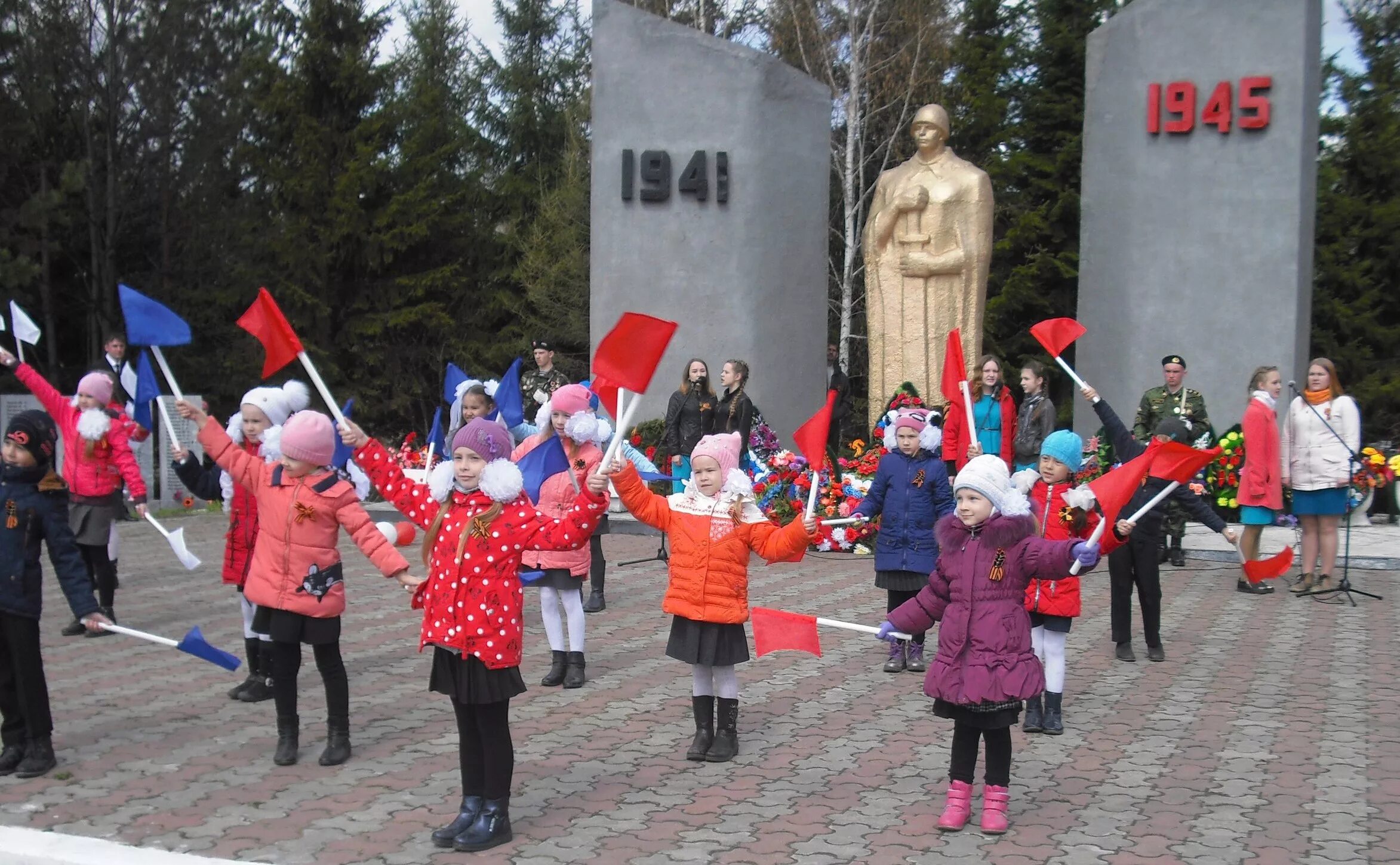 Митинг 9 мая у памятника сценарий 2023. Митинг 9 мая. Митинг ко Дню Победы. Митинг ко Дню 9 мая. Праздничная демонстрация ко Дню Победы.