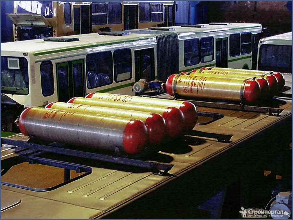 Газовый баллон в автобусе москвы. Паз на метане гбо. Паз 32054 на газу на крыше 1. Газовый баллон в автобусе москвы. Паз 4234 гбо метан.