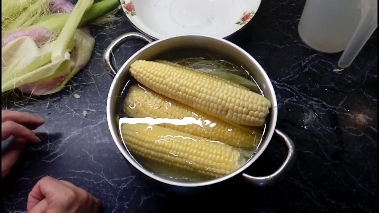 Сколько варить початок. Кастрюля для варки кукурузы. Вареная кукуруза стакан и початок. Как правильно варить кукурузу в початках в кастрюле. Дом кукуруза.
