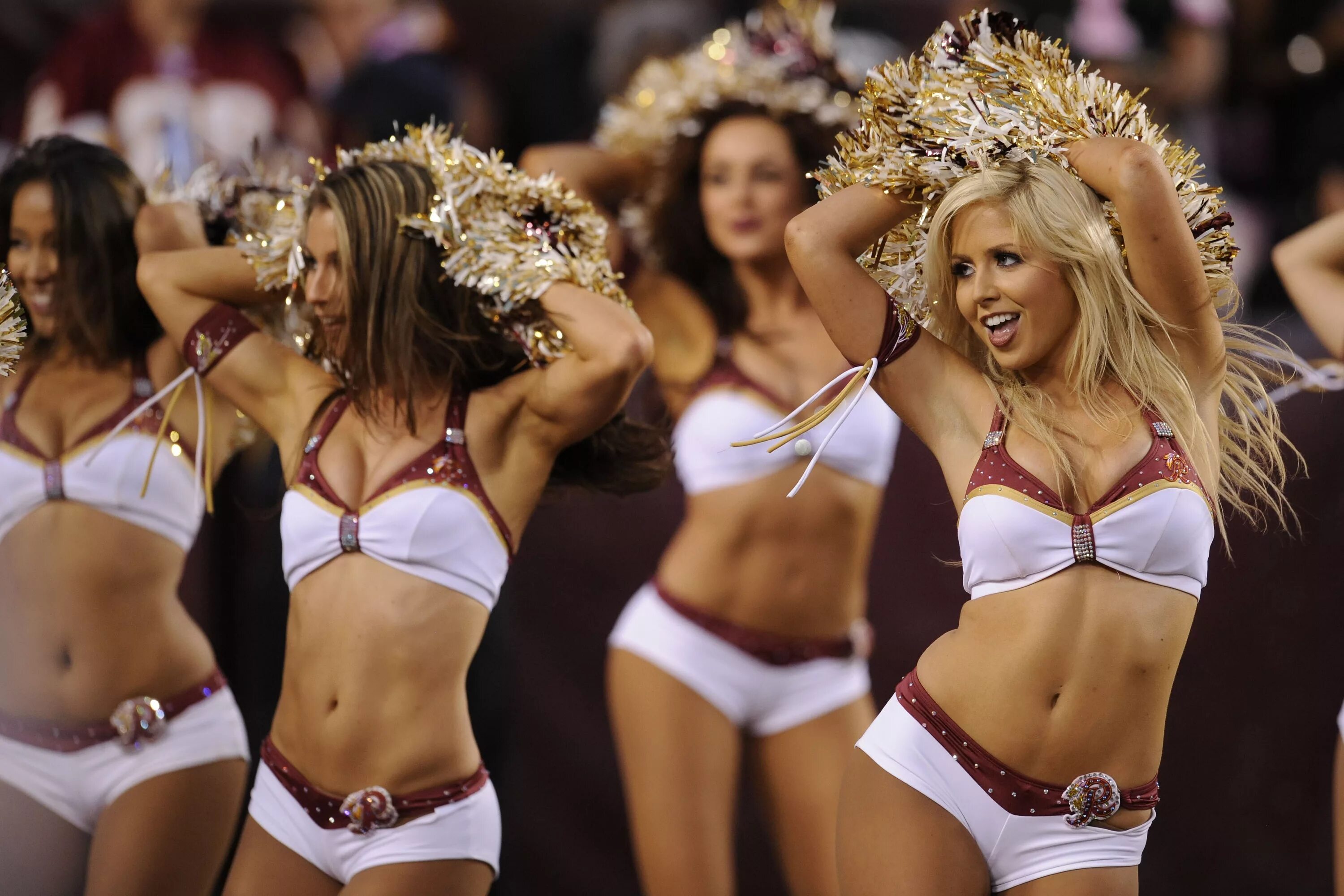 San girls. Черлидерши Washington Redskins. Вашингтон Редскинс черлидерши. Группа поддержки в купальниках. Черлидер топлесс.