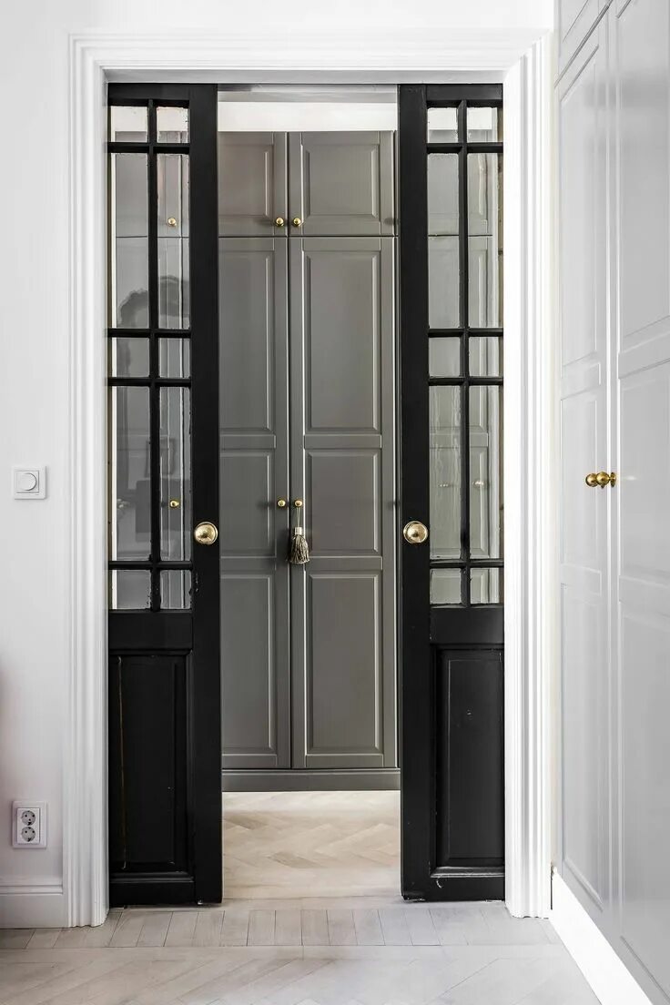 Двери в интерьере. Двери во французском стиле. Черные двери в интерьере. Черные межкомнатные двери в интерьере.